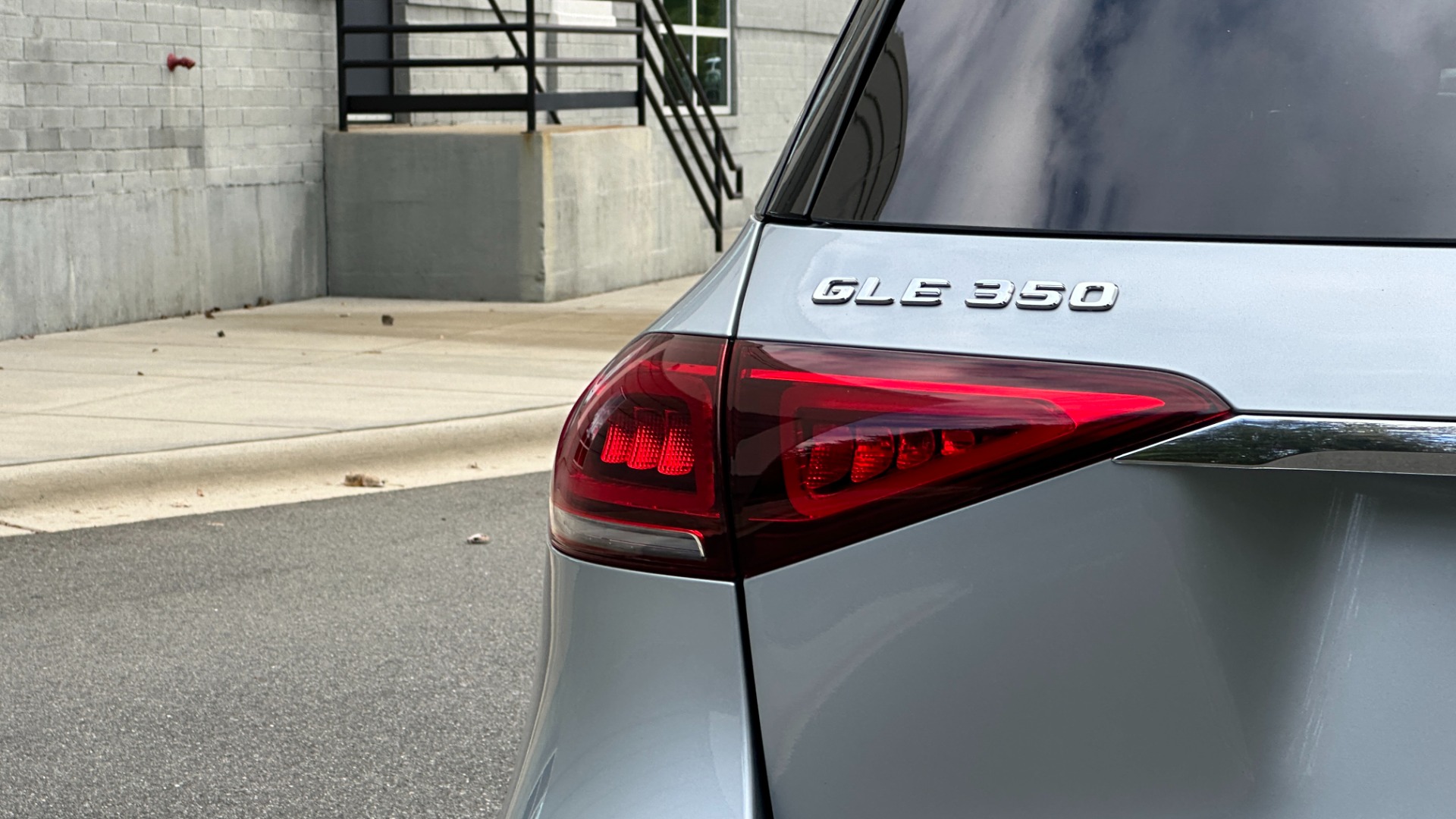 Used 2022 Mercedes-Benz GLE GLE350 / 20IN WHEELS / PREMIUM PACKAGE / OAK WOOD TRIM for sale $56,000 at Formula Imports in Charlotte NC 28227 37