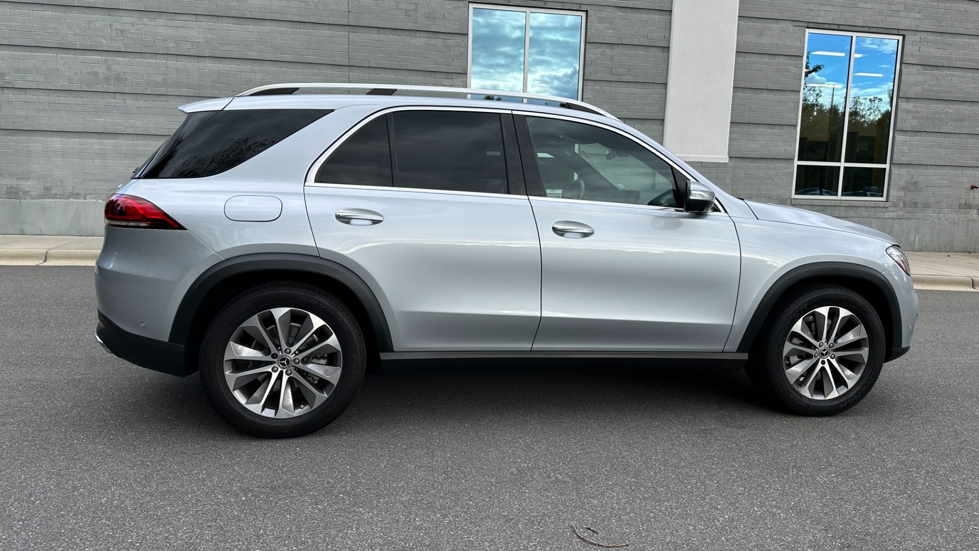 Used 2022 Mercedes-Benz GLE GLE350 / 20IN WHEELS / PREMIUM PACKAGE / OAK WOOD TRIM for sale $56,000 at Formula Imports in Charlotte NC 28227 6