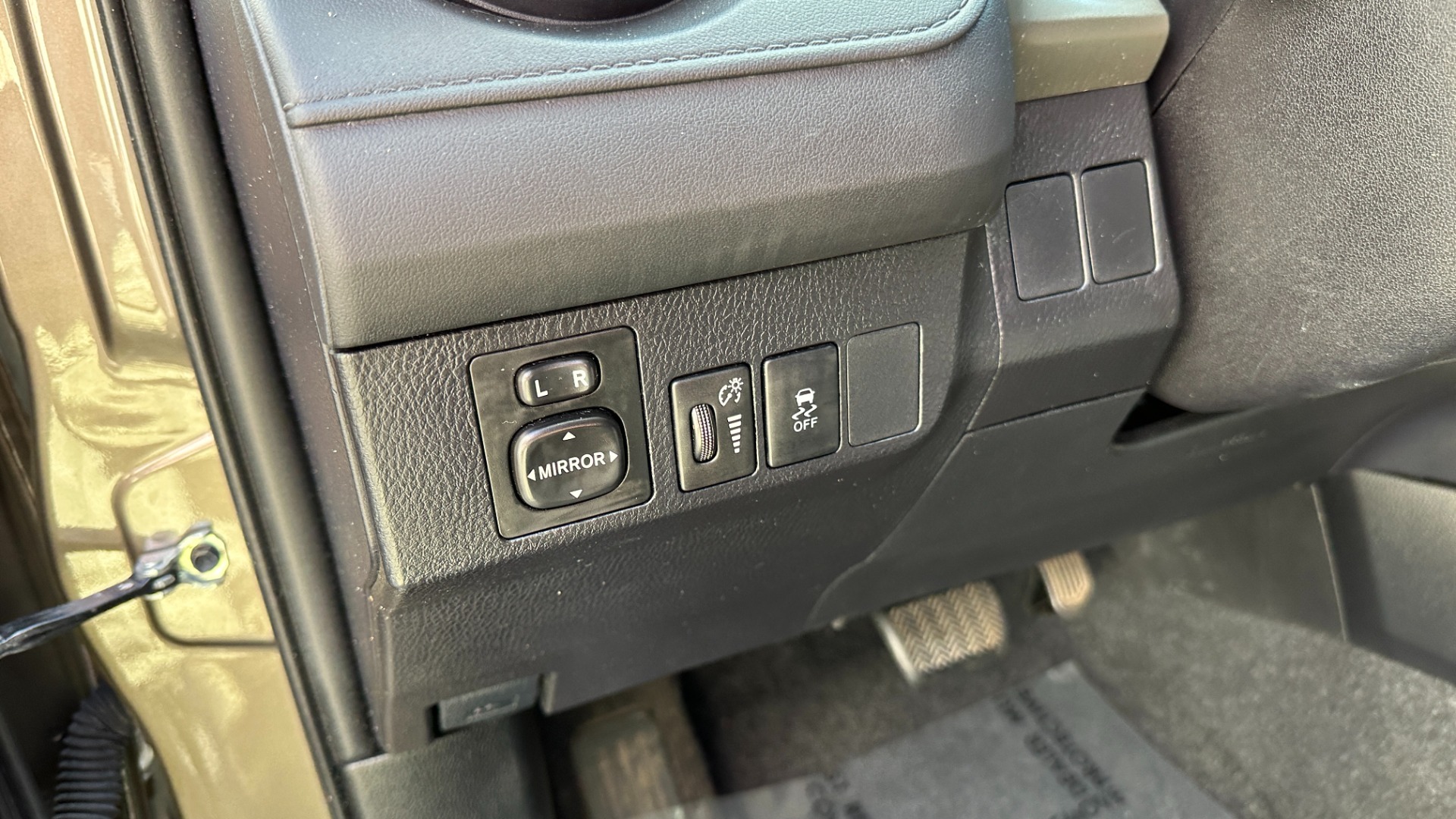 Used 2015 Toyota RAV4 LE / CLOTH / 4CYL ENGINE / ROOF RAILS for sale Sold at Formula Imports in Charlotte NC 28227 16