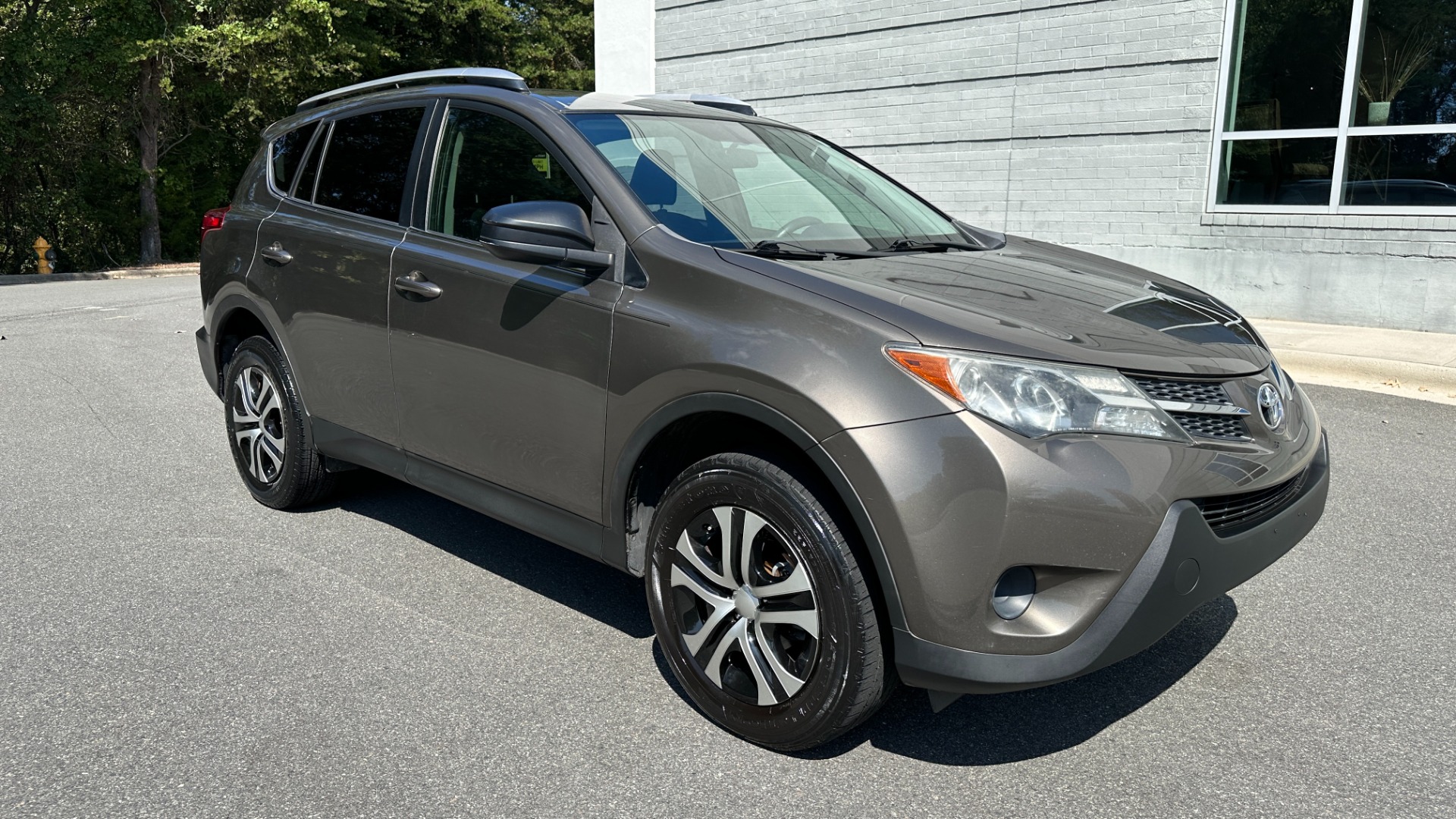 Used 2015 Toyota RAV4 LE / CLOTH / 4CYL ENGINE / ROOF RAILS for sale Sold at Formula Imports in Charlotte NC 28227 2