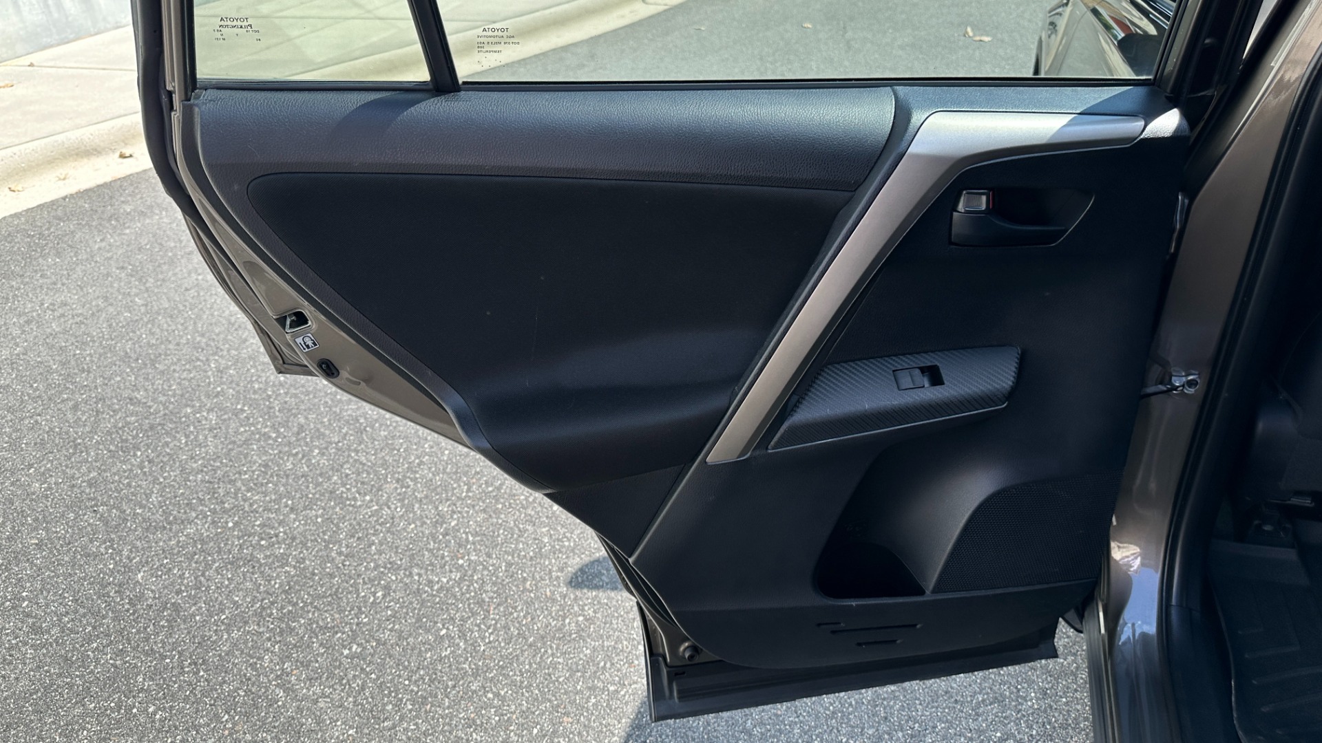 Used 2015 Toyota RAV4 LE / CLOTH / 4CYL ENGINE / ROOF RAILS for sale Sold at Formula Imports in Charlotte NC 28227 23