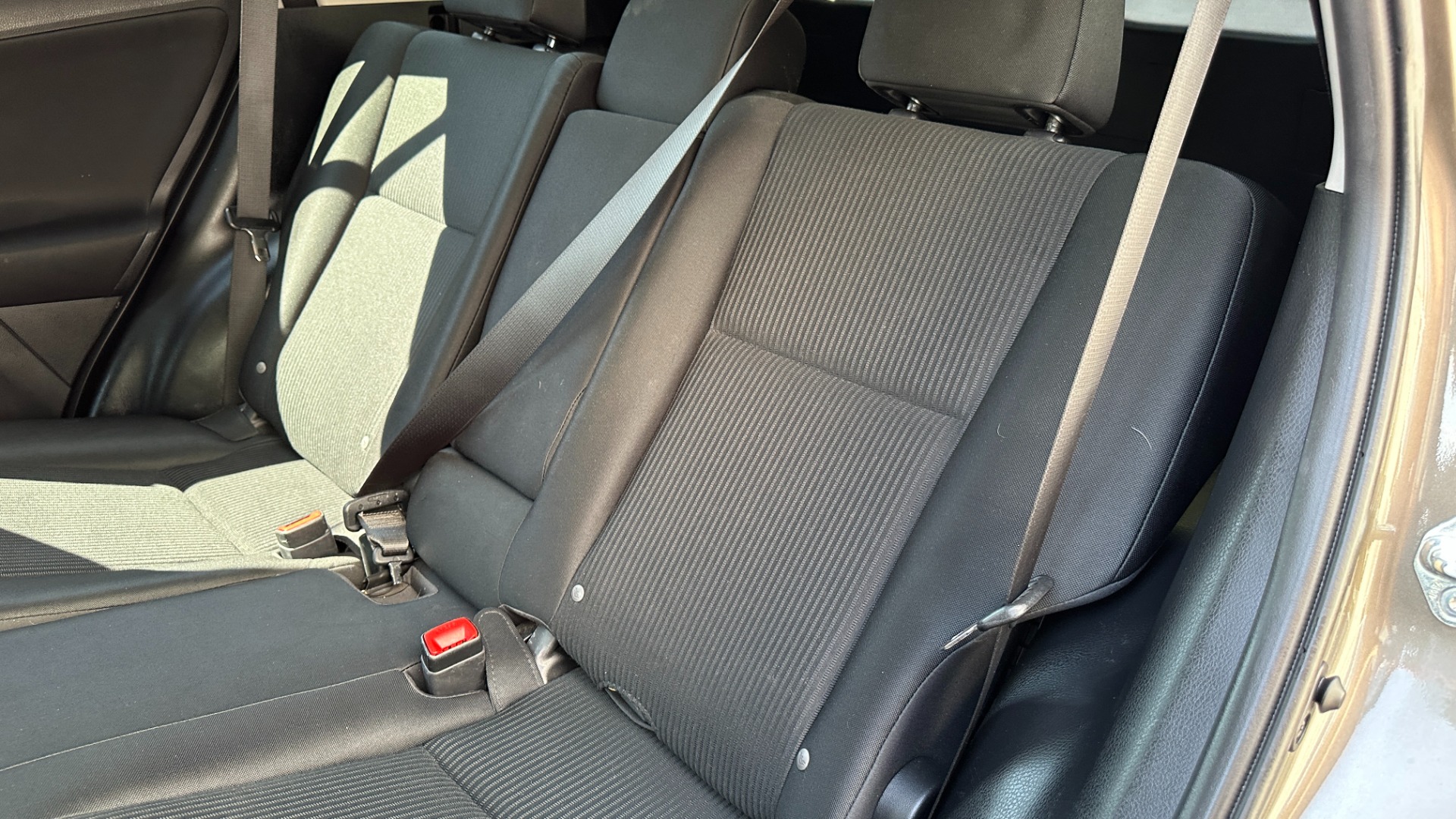 Used 2015 Toyota RAV4 LE / CLOTH / 4CYL ENGINE / ROOF RAILS for sale Sold at Formula Imports in Charlotte NC 28227 25