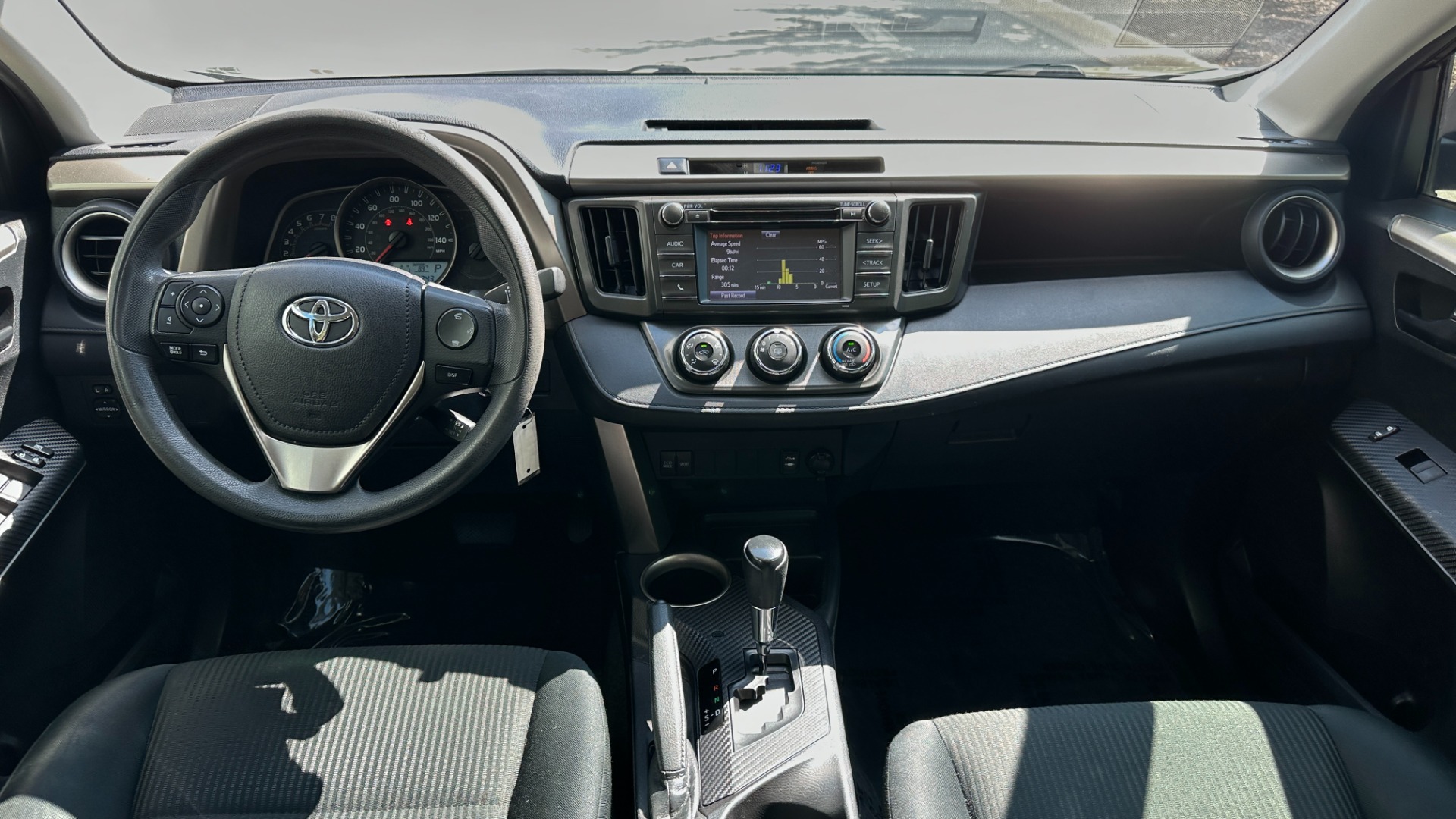Used 2015 Toyota RAV4 LE / CLOTH / 4CYL ENGINE / ROOF RAILS for sale Sold at Formula Imports in Charlotte NC 28227 27