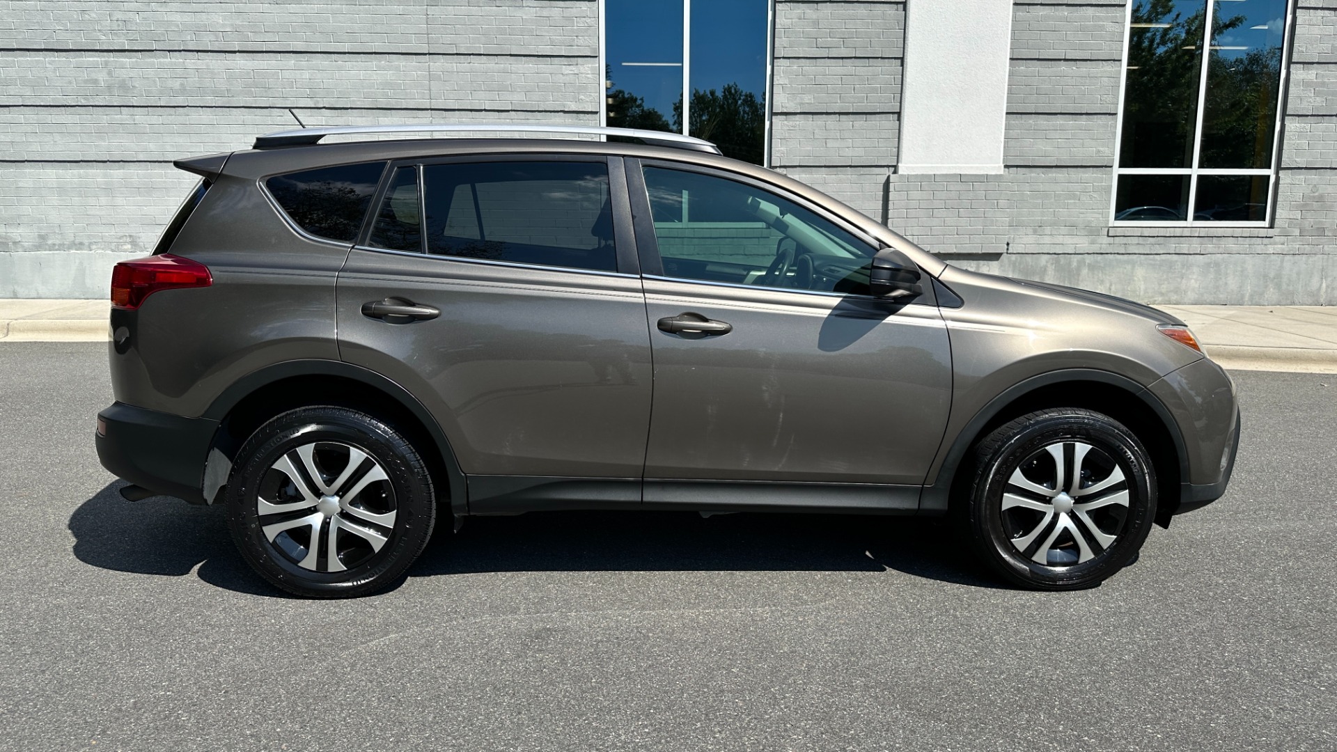 Used 2015 Toyota RAV4 LE / CLOTH / 4CYL ENGINE / ROOF RAILS for sale Sold at Formula Imports in Charlotte NC 28227 3