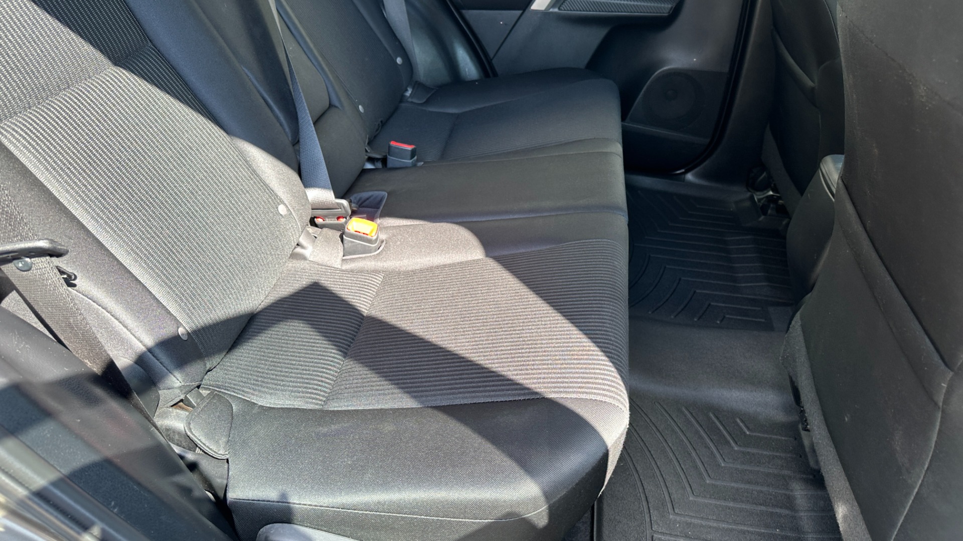 Used 2015 Toyota RAV4 LE / CLOTH / 4CYL ENGINE / ROOF RAILS for sale Sold at Formula Imports in Charlotte NC 28227 31