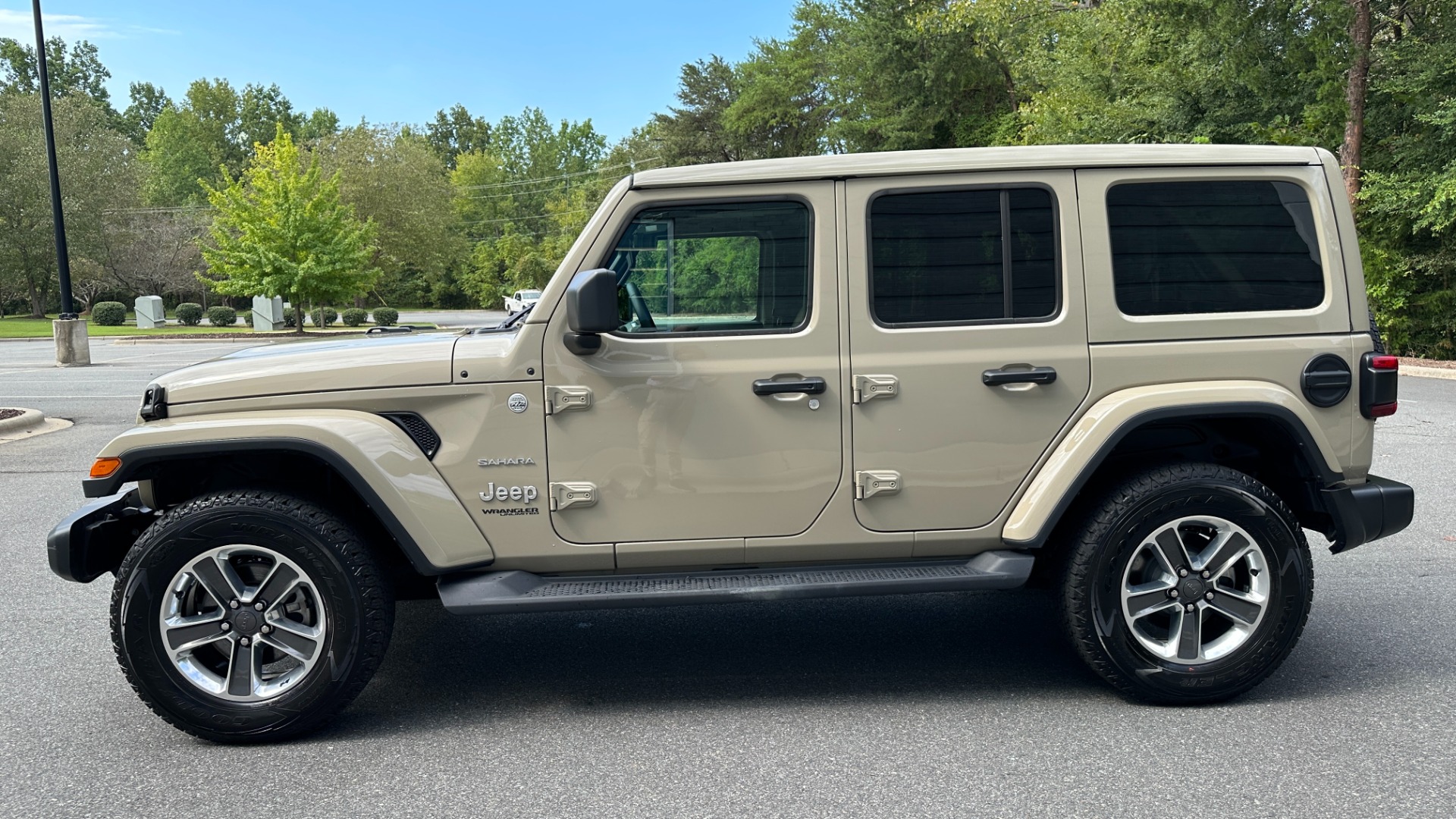 Used 2022 Jeep Wrangler UNLIMITED SAHARA / SKY ONE TOUCH TOP / COLD WEATHER PKG / LEATHER for sale Sold at Formula Imports in Charlotte NC 28227 3
