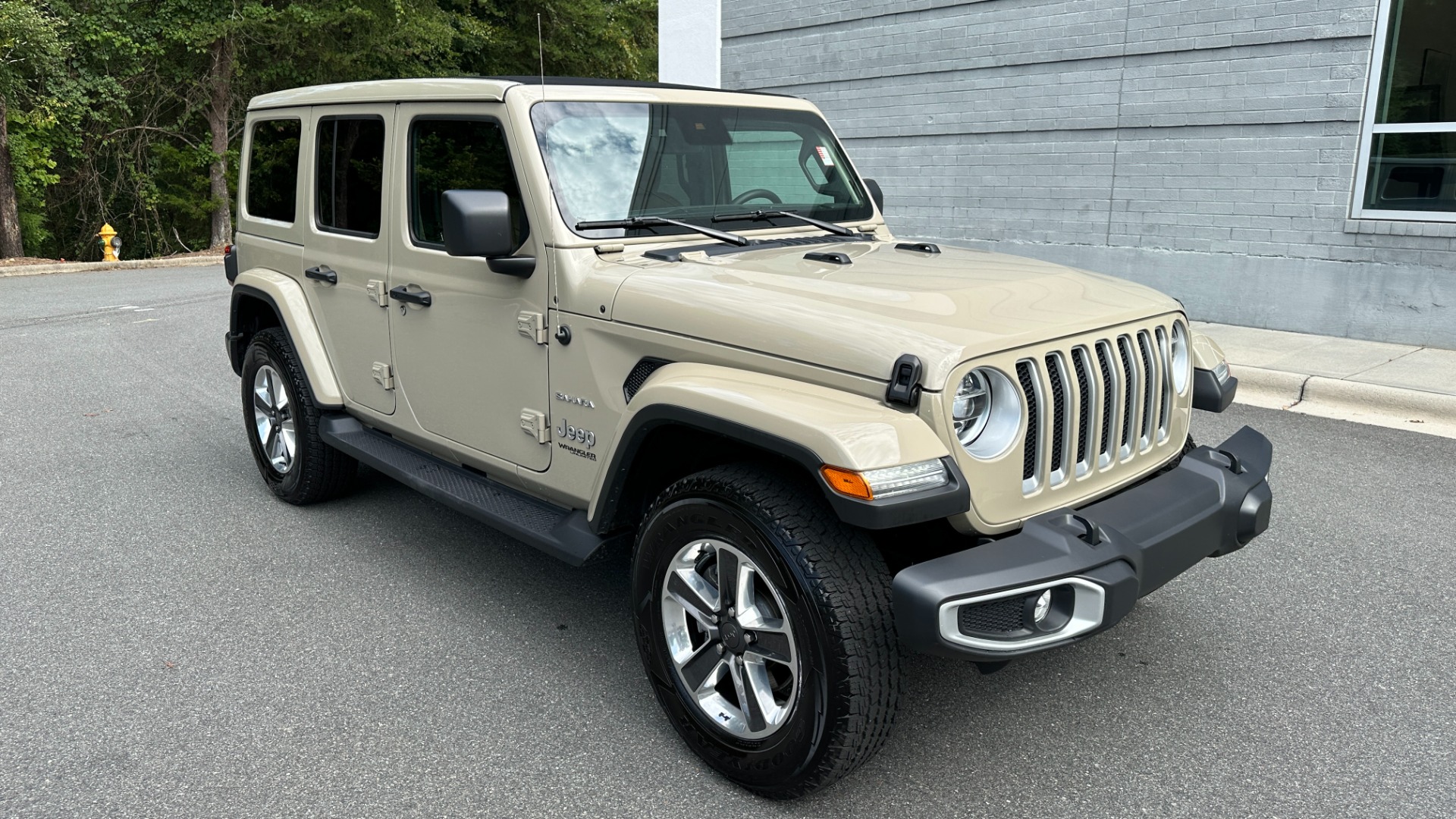 Used 2022 Jeep Wrangler UNLIMITED SAHARA / SKY ONE TOUCH TOP / COLD WEATHER PKG / LEATHER for sale Sold at Formula Imports in Charlotte NC 28227 5