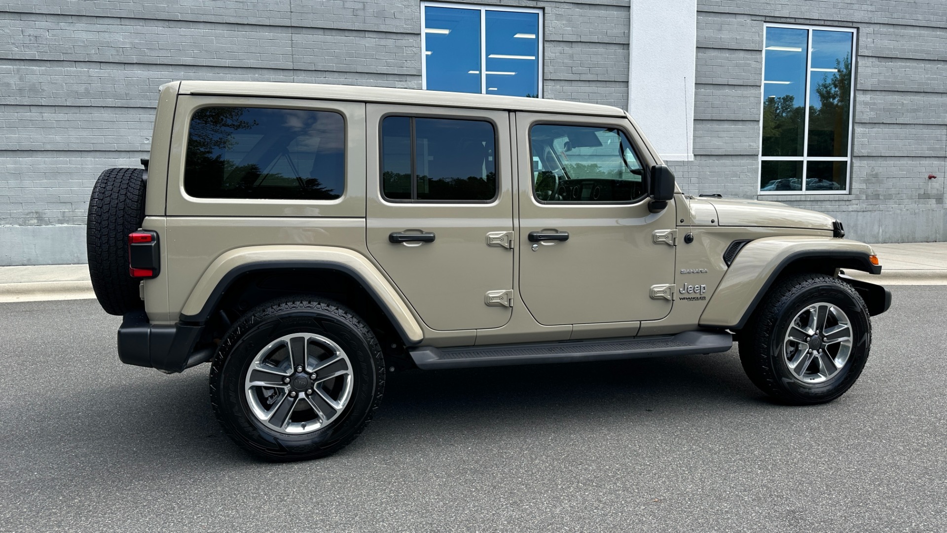 Used 2022 Jeep Wrangler UNLIMITED SAHARA / SKY ONE TOUCH TOP / COLD WEATHER PKG / LEATHER for sale Sold at Formula Imports in Charlotte NC 28227 6