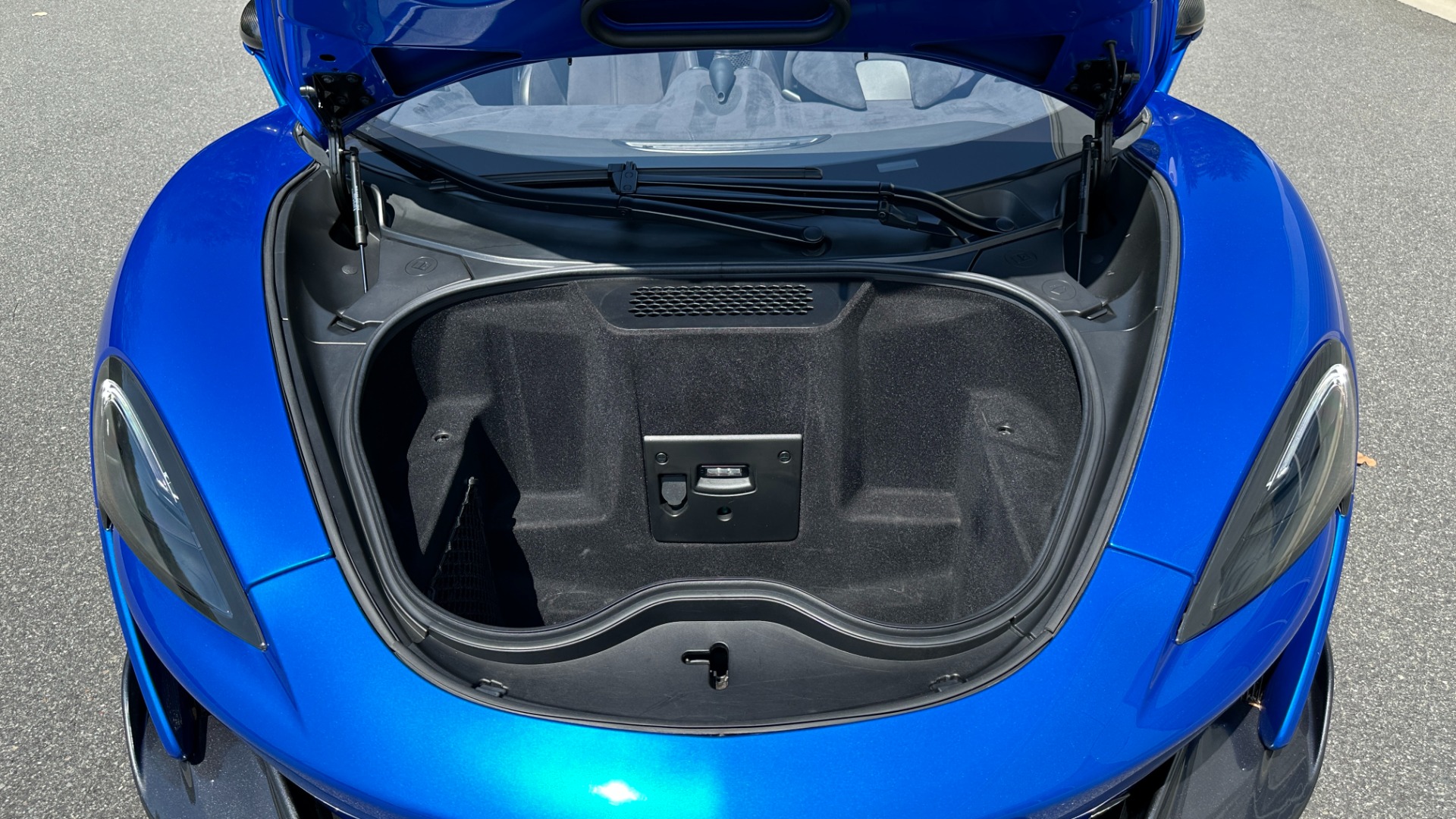 Used 2020 McLaren 600LT MSO CARBON FIBER / LUXURY PACK / CARBON EXT PKG / VEGA BLUE PAINT / BLUE ST for sale $249,999 at Formula Imports in Charlotte NC 28227 39