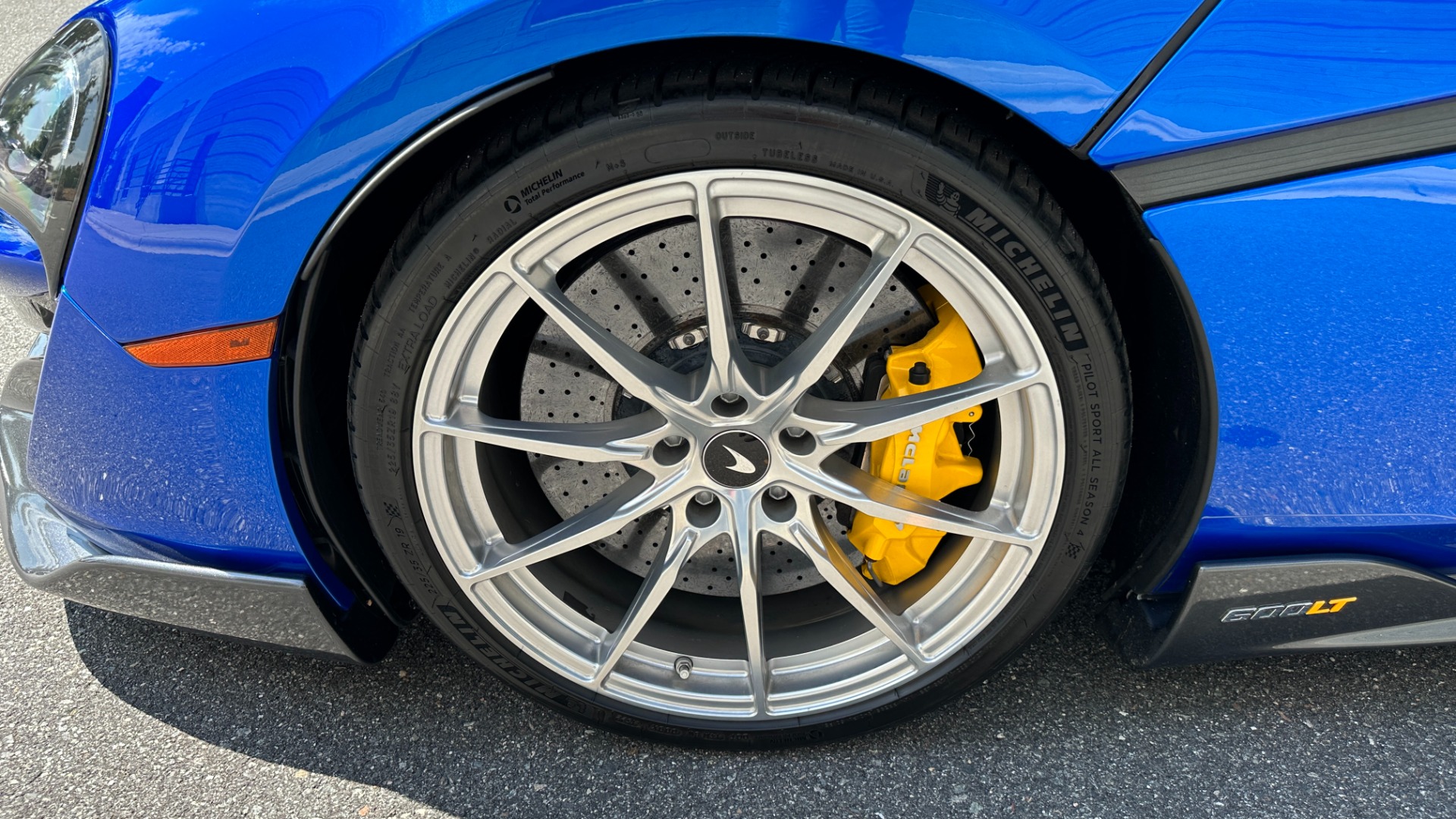 Used 2020 McLaren 600LT MSO CARBON FIBER / LUXURY PACK / CARBON EXT PKG / VEGA BLUE PAINT / BLUE ST for sale $249,999 at Formula Imports in Charlotte NC 28227 40