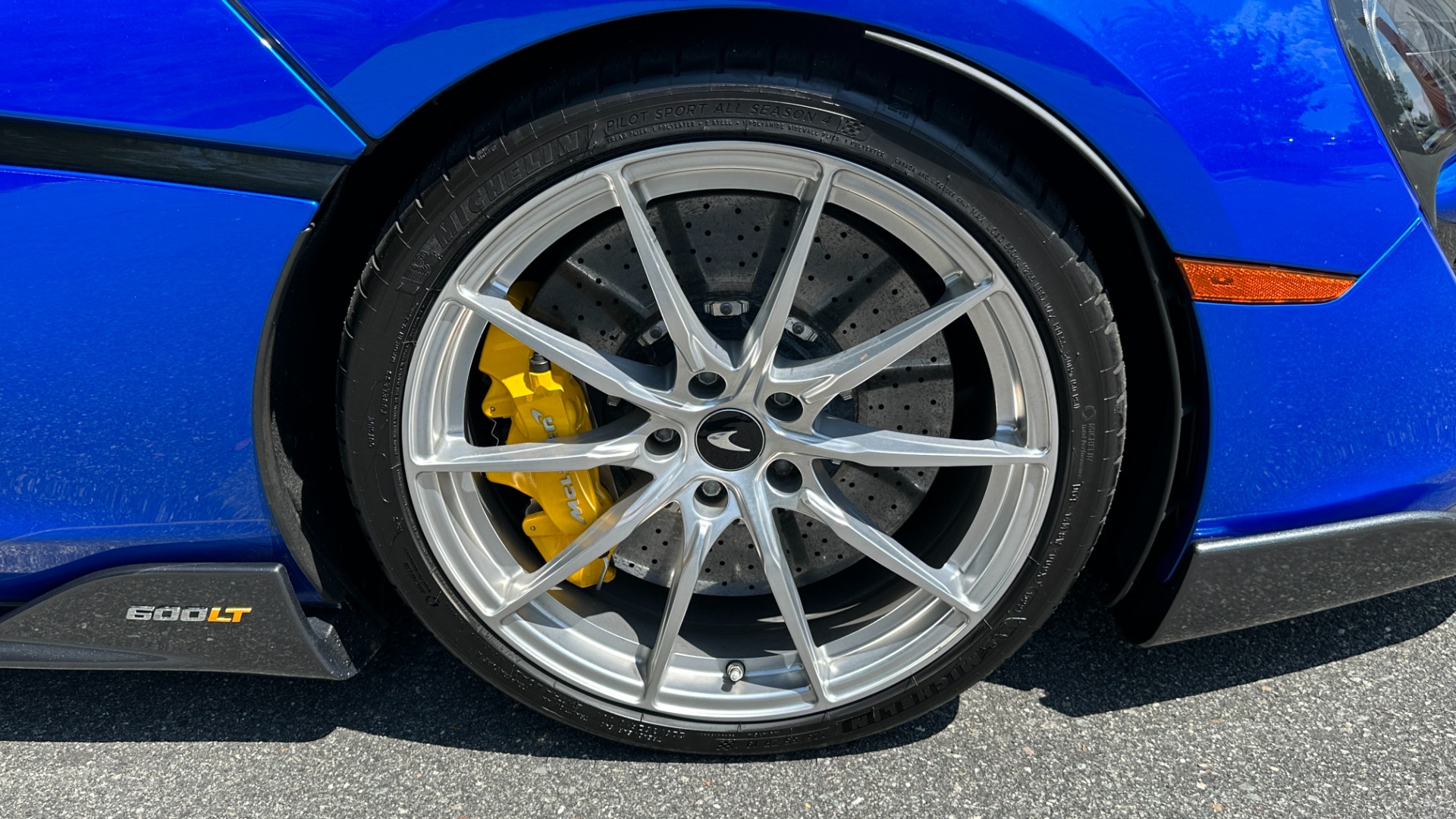 Used 2020 McLaren 600LT MSO CARBON FIBER / LUXURY PACK / CARBON EXT PKG / VEGA BLUE PAINT / BLUE ST for sale $249,999 at Formula Imports in Charlotte NC 28227 42