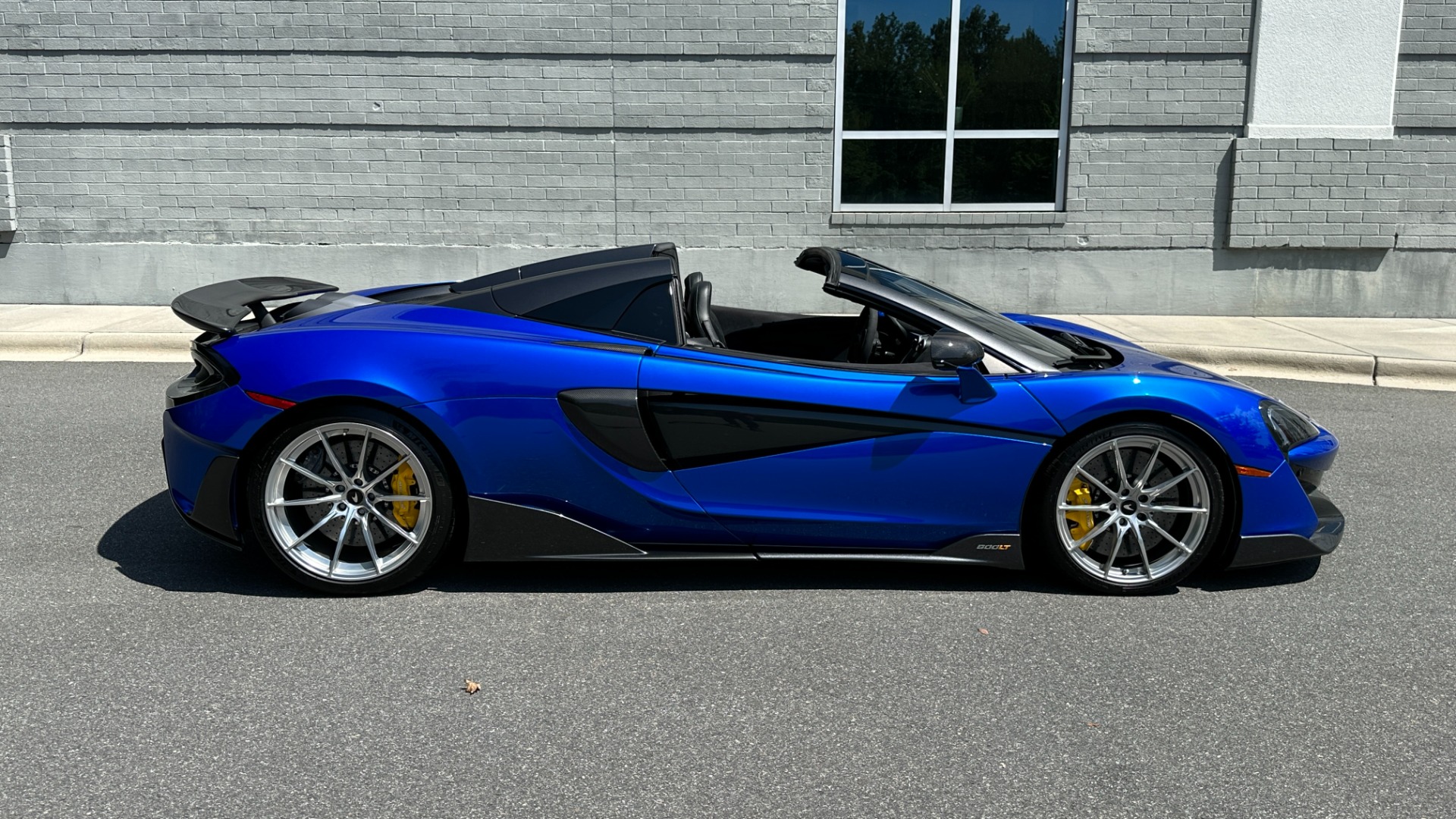 Used 2020 McLaren 600LT MSO CARBON FIBER / LUXURY PACK / CARBON EXT PKG / VEGA BLUE PAINT / BLUE ST for sale $249,999 at Formula Imports in Charlotte NC 28227 5