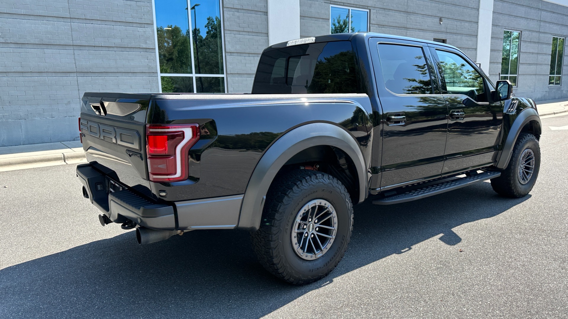 Used 2019 Ford F-150 RAPTOR / CARBON PKG / PANO ROOF / TECH PKG / 17IN FORGED WHEELS for sale $58,900 at Formula Imports in Charlotte NC 28227 4