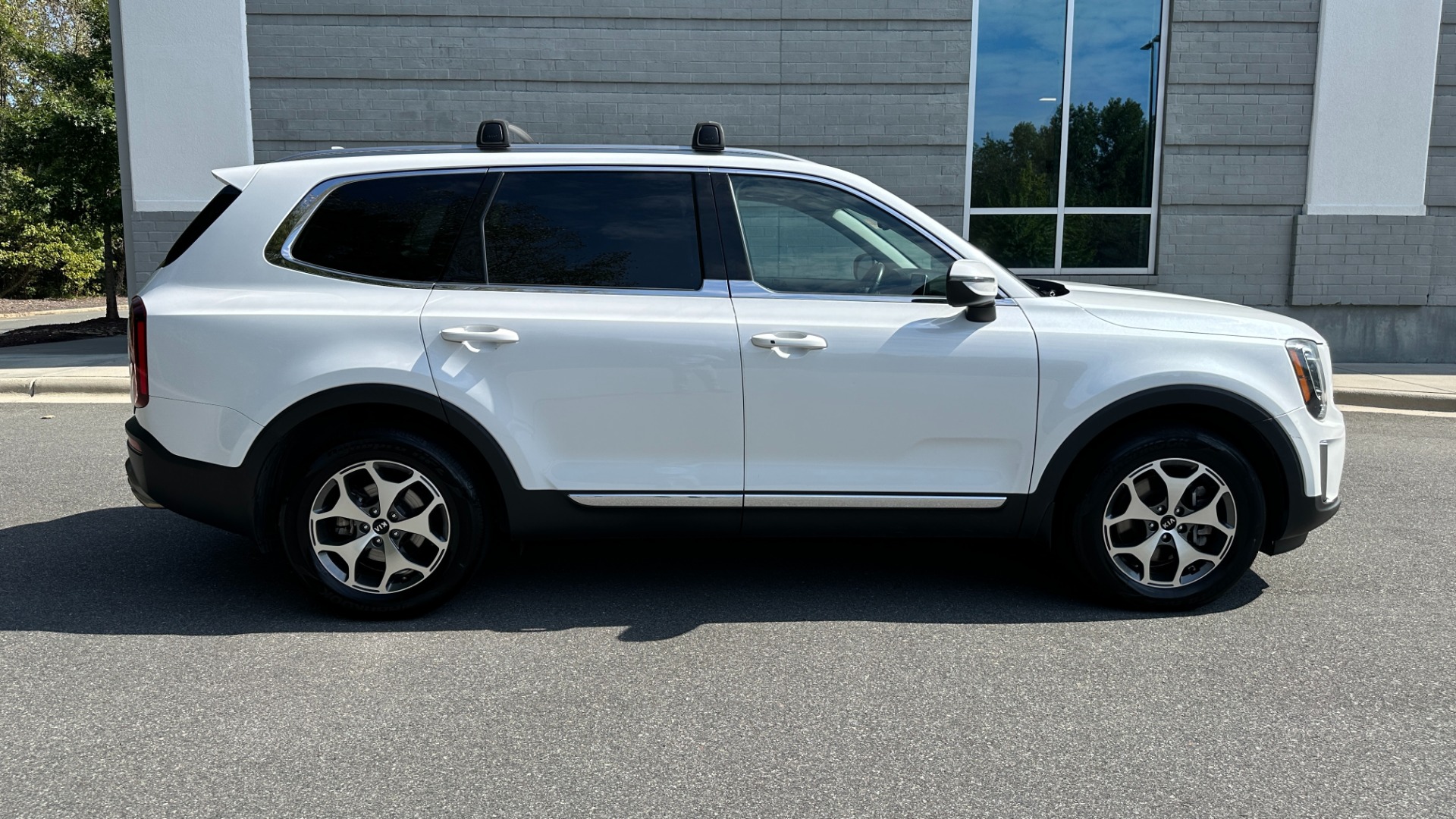 Used 2020 Kia Telluride EX / LEATHER / SAFETY FEATURES / 3RD ROW / SUNSHADES for sale Sold at Formula Imports in Charlotte NC 28227 3