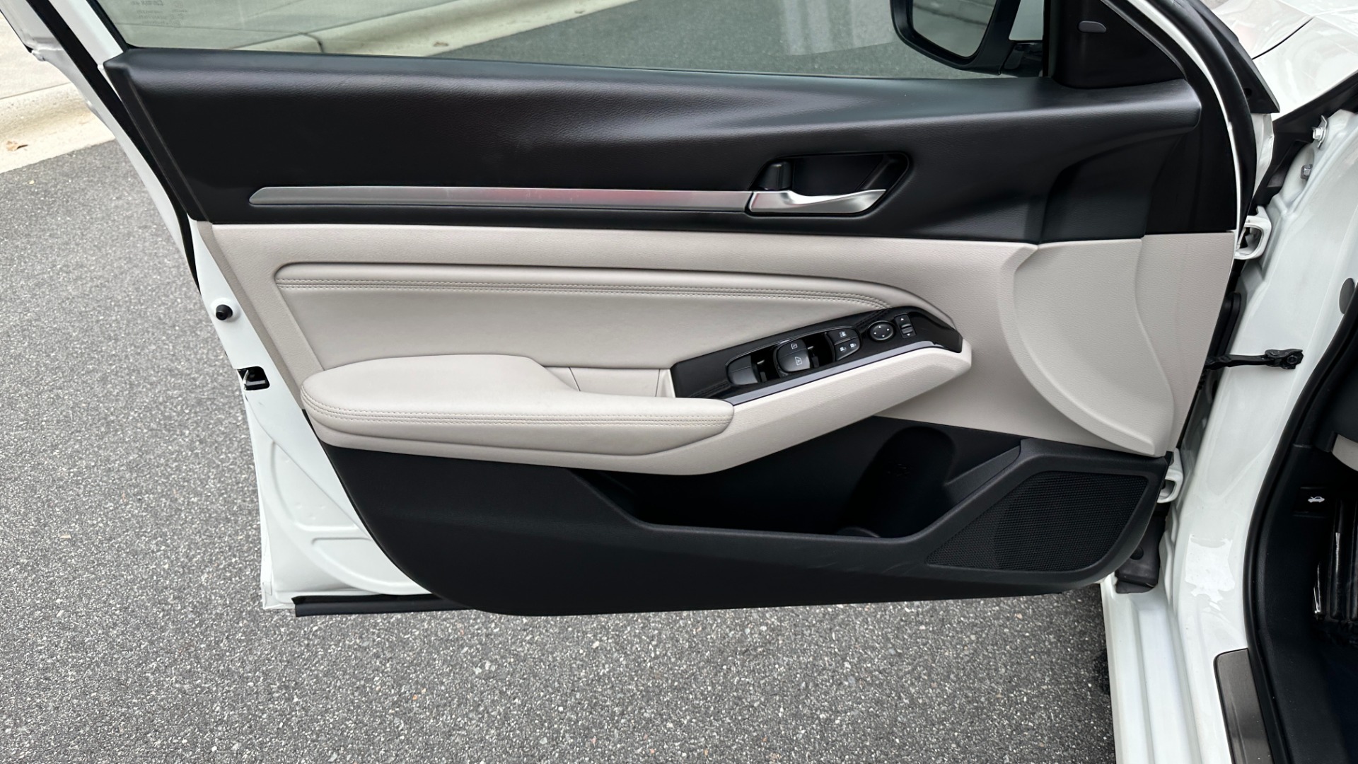 Used 2020 Nissan Altima 2.5 SV / SUNROOF / BACKUP CAMERA / BLINDSPOT / CLOTH for sale $17,999 at Formula Imports in Charlotte NC 28227 10