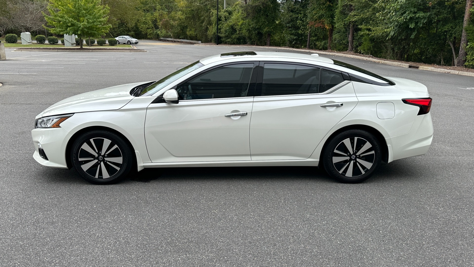 Used 2020 Nissan Altima 2.5 SV / SUNROOF / BACKUP CAMERA / BLINDSPOT / CLOTH for sale $17,999 at Formula Imports in Charlotte NC 28227 3
