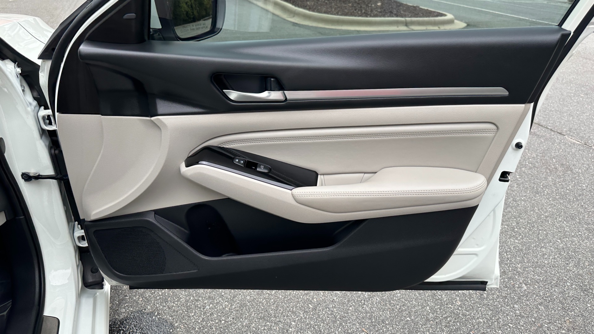 Used 2020 Nissan Altima 2.5 SV / SUNROOF / BACKUP CAMERA / BLINDSPOT / CLOTH for sale $17,999 at Formula Imports in Charlotte NC 28227 33