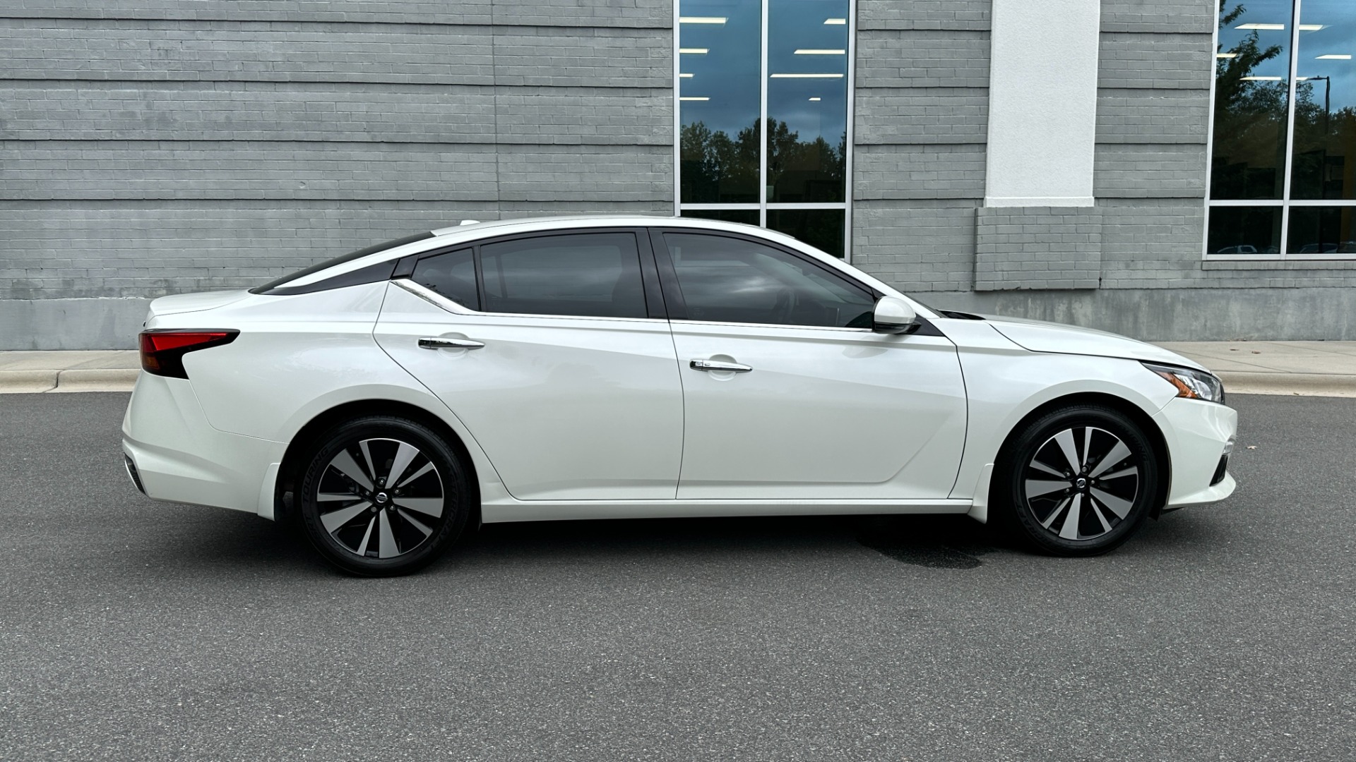 Used 2020 Nissan Altima 2.5 SV / SUNROOF / BACKUP CAMERA / BLINDSPOT / CLOTH for sale $17,999 at Formula Imports in Charlotte NC 28227 6