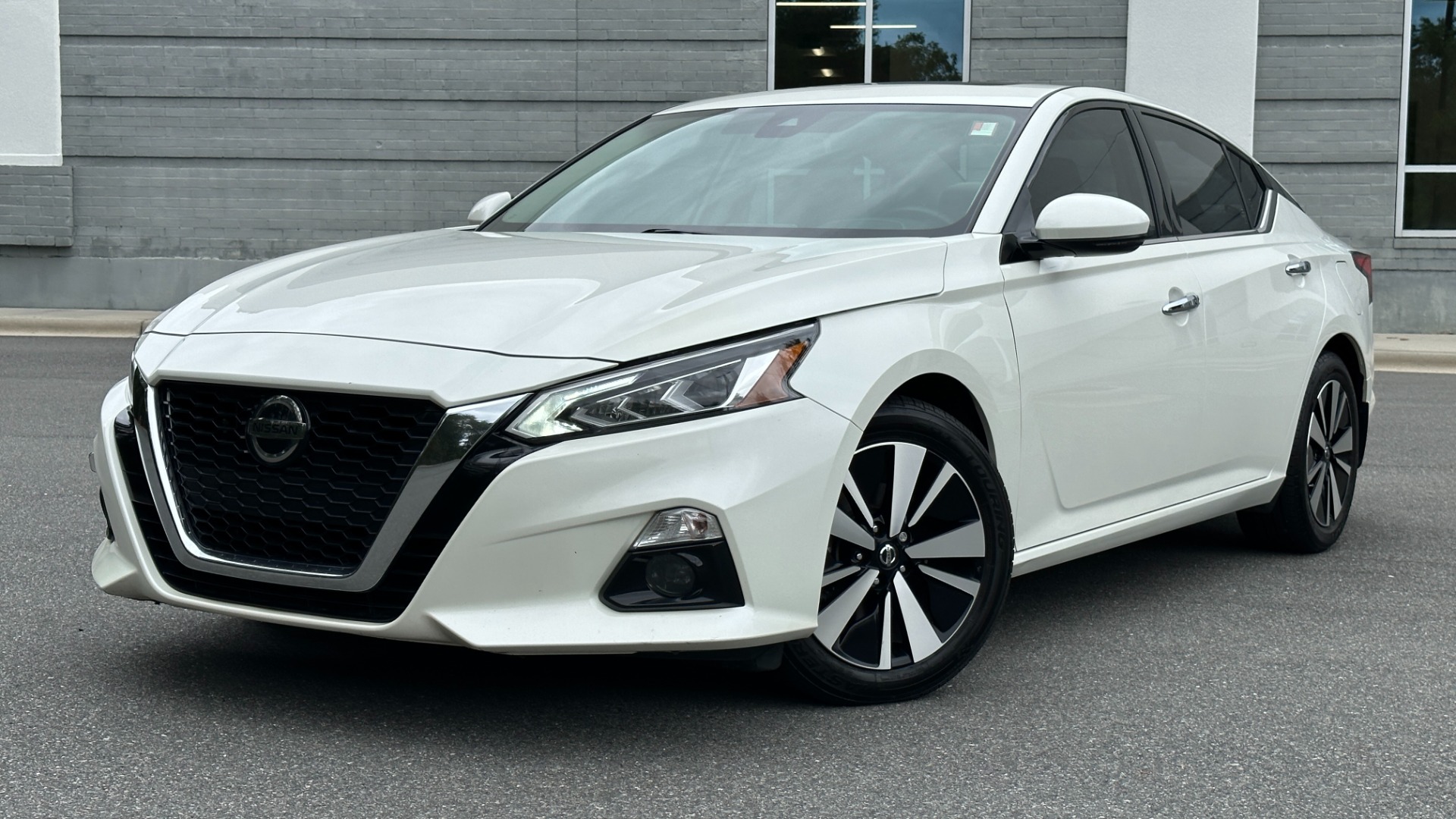 Used 2020 Nissan Altima 2.5 SV / SUNROOF / BACKUP CAMERA / BLINDSPOT / CLOTH for sale $17,999 at Formula Imports in Charlotte NC 28227 1