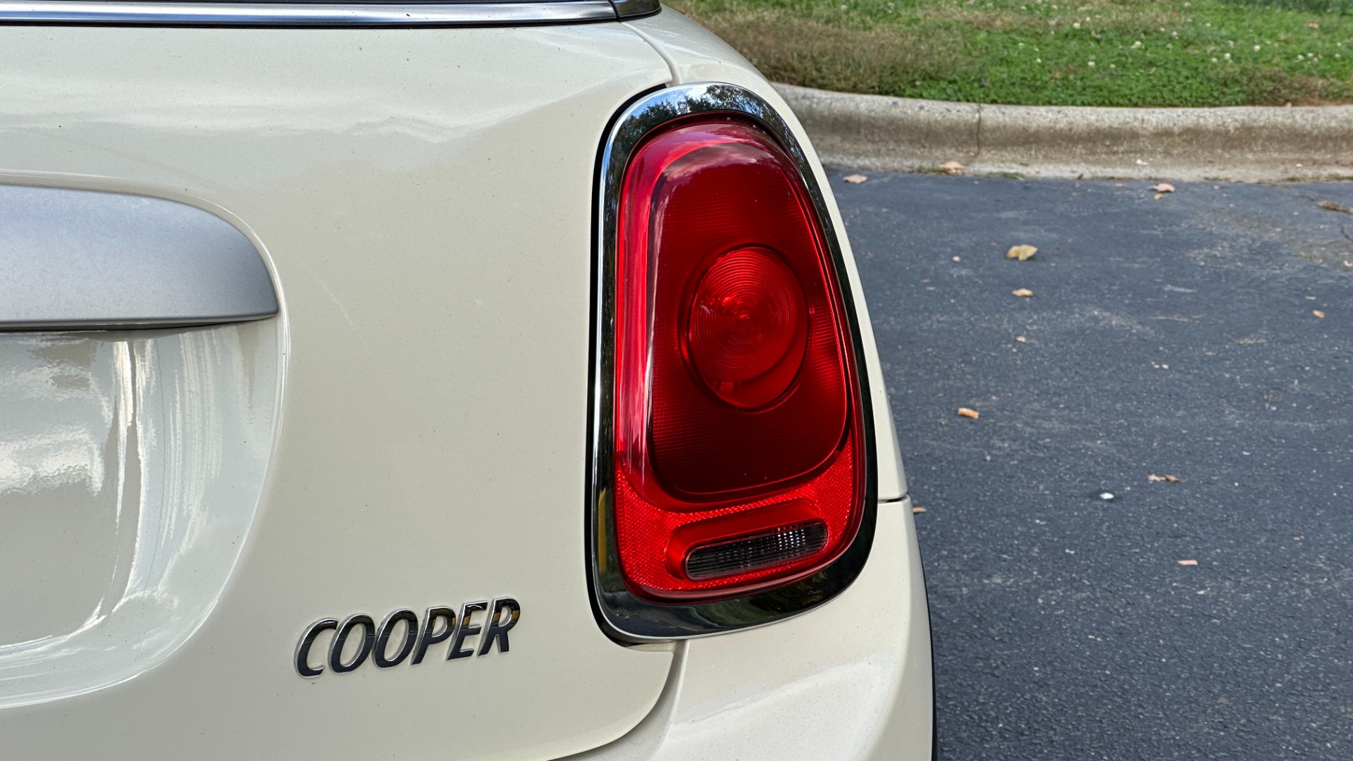Used 2015 MINI Cooper Hardtop for sale $12,995 at Formula Imports in Charlotte NC 28227 33