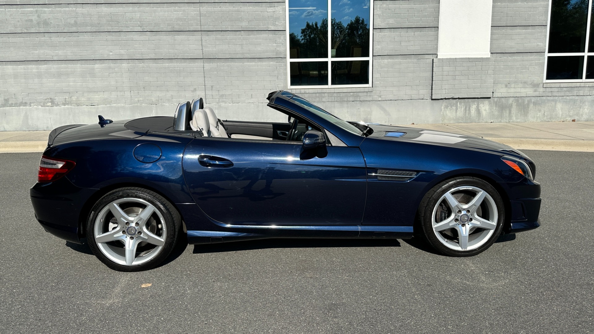 Used 2015 Mercedes-Benz SLK-Class SLK 250 / SPORT / PREMIUM / MAGIC SKY GLASS ROOF / DASH CLOCK for sale $23,495 at Formula Imports in Charlotte NC 28227 6