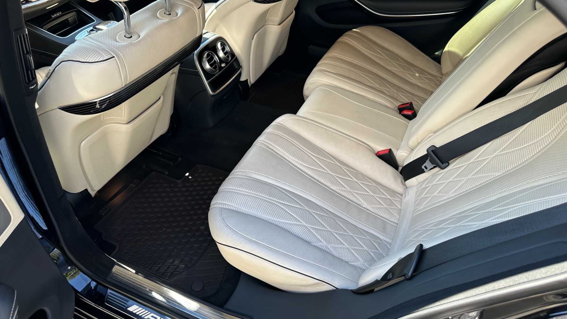 Used 2018 Mercedes-Benz S-Class AMG S 63 / EXCLUSIVE TRIM / DRIVER ASSIST / WARMTH AND COMFORT for sale $61,995 at Formula Imports in Charlotte NC 28227 33