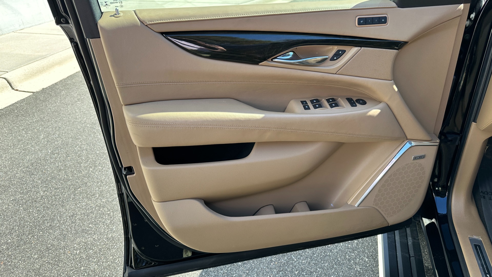 Used 2020 Cadillac Escalade PLATINUM / DUB WHEELS / MAPLE SUGAR INTERIOR for sale $51,500 at Formula Imports in Charlotte NC 28227 10