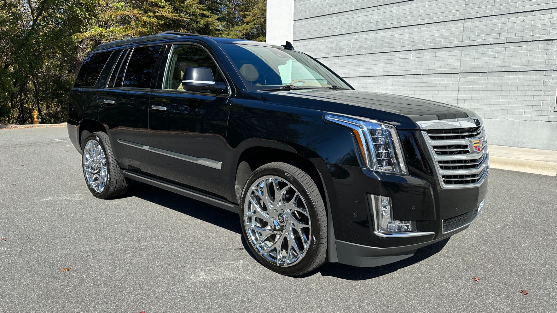 Used 2020 Cadillac Escalade PLATINUM / DUB WHEELS / MAPLE SUGAR INTERIOR for sale $51,500 at Formula Imports in Charlotte NC 28227 5