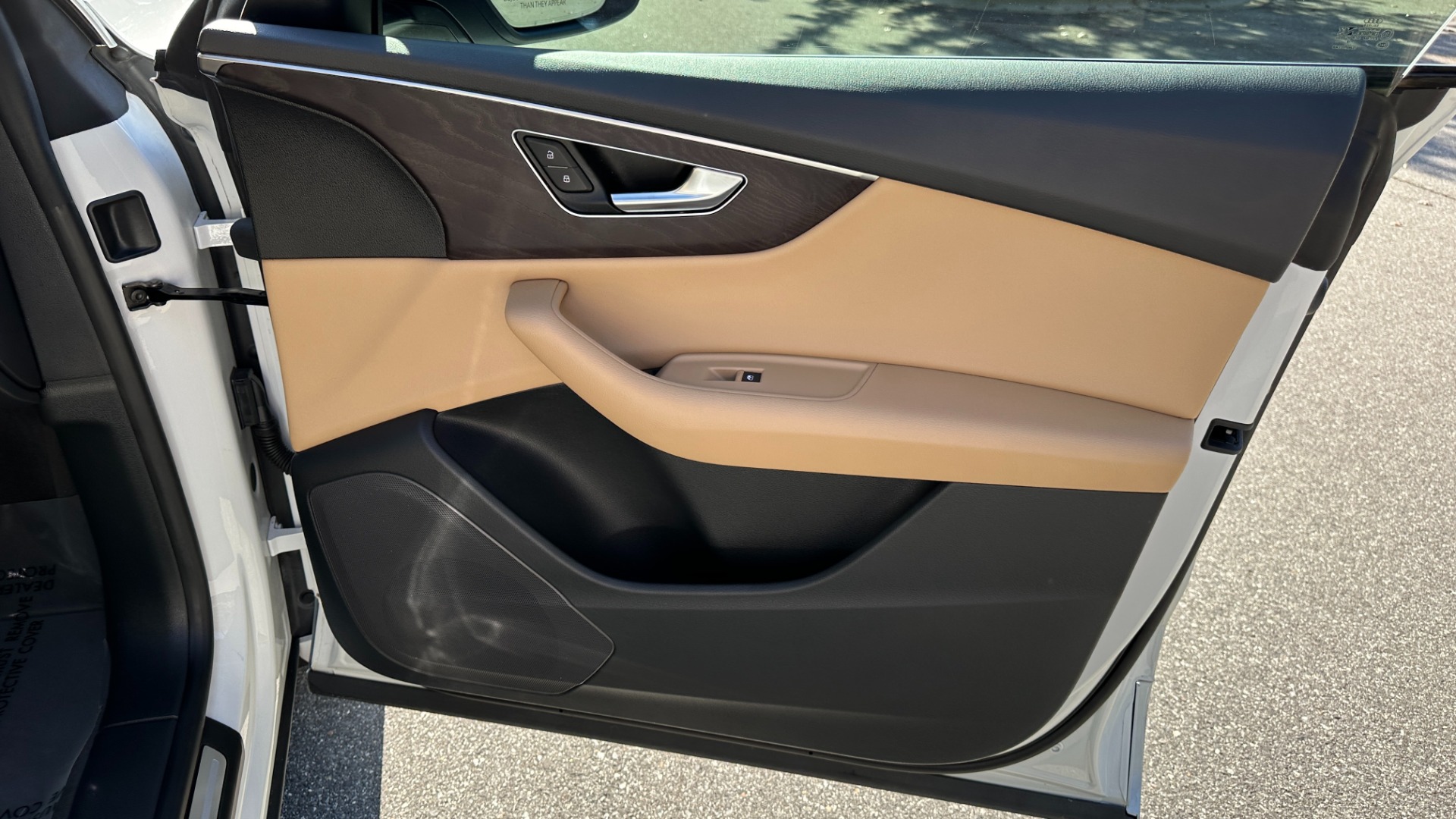 Used 2019 Audi Q8 PREMIUM / CONVENIENCE PACKAGE / TOWING PACKAGE / METALLIC PAINT for sale Sold at Formula Imports in Charlotte NC 28227 33