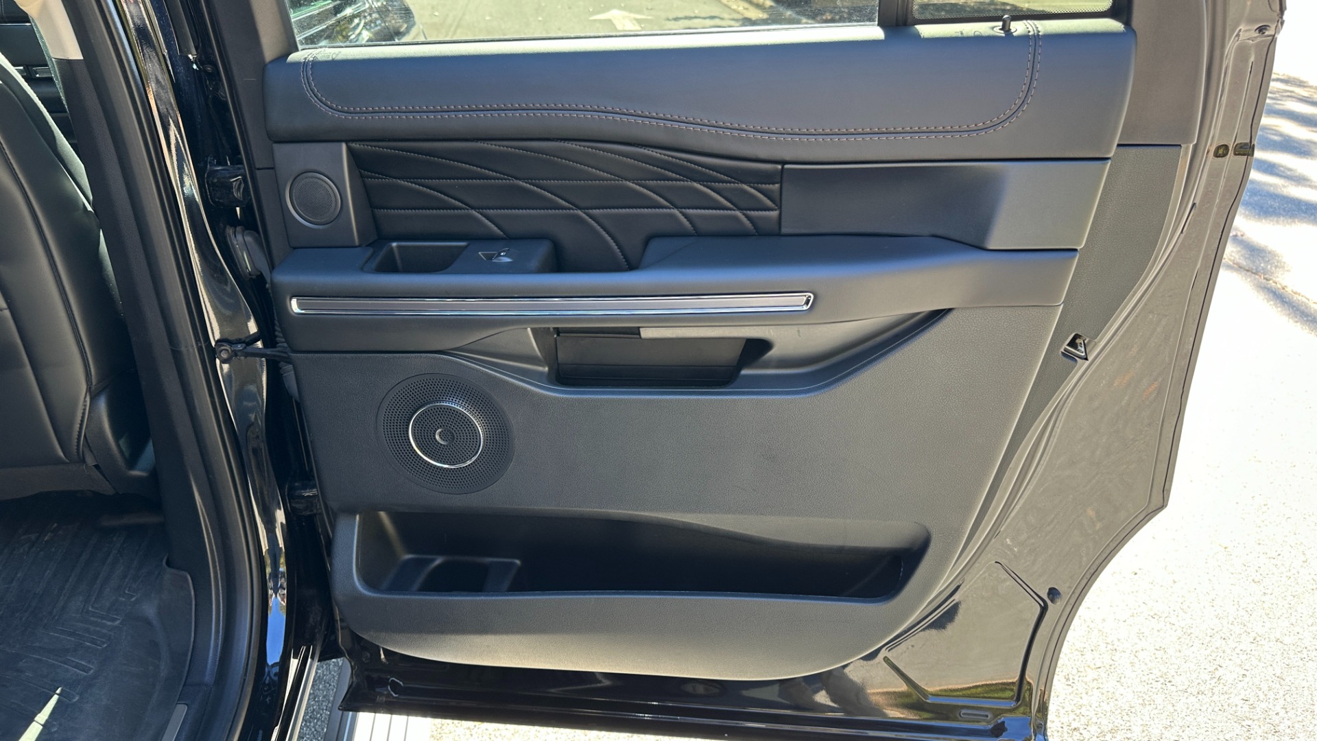 Used 2021 Ford Expedition Max PLATINUM / HEAVY DUTY TOW PACKAGE / REAR SEAT ENTERTAINMENT for sale Sold at Formula Imports in Charlotte NC 28227 30