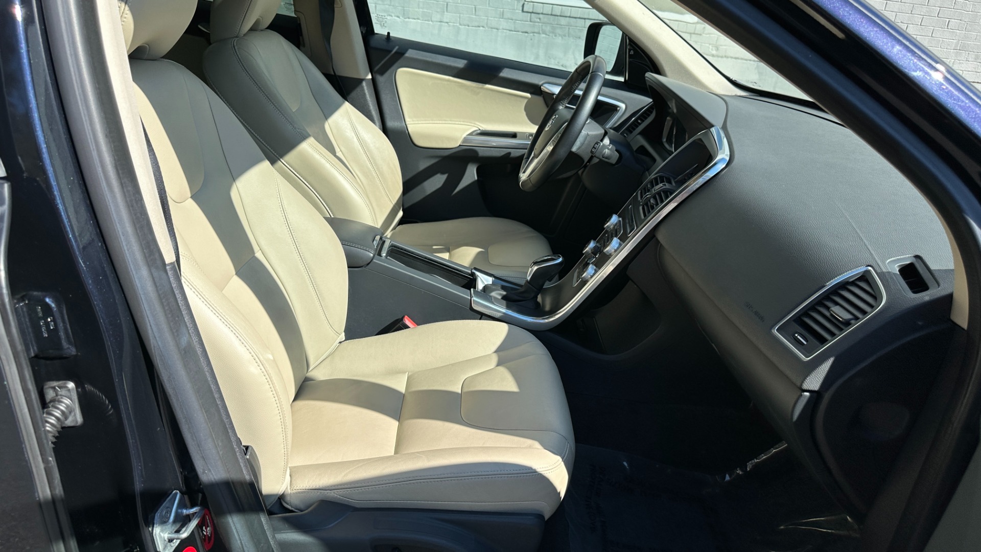 Used 2016 Volvo XC60 T5 Drive-E Premier / CONVENIENCE / PROXIMITY / BLIND SPOT for sale $20,900 at Formula Imports in Charlotte NC 28227 33