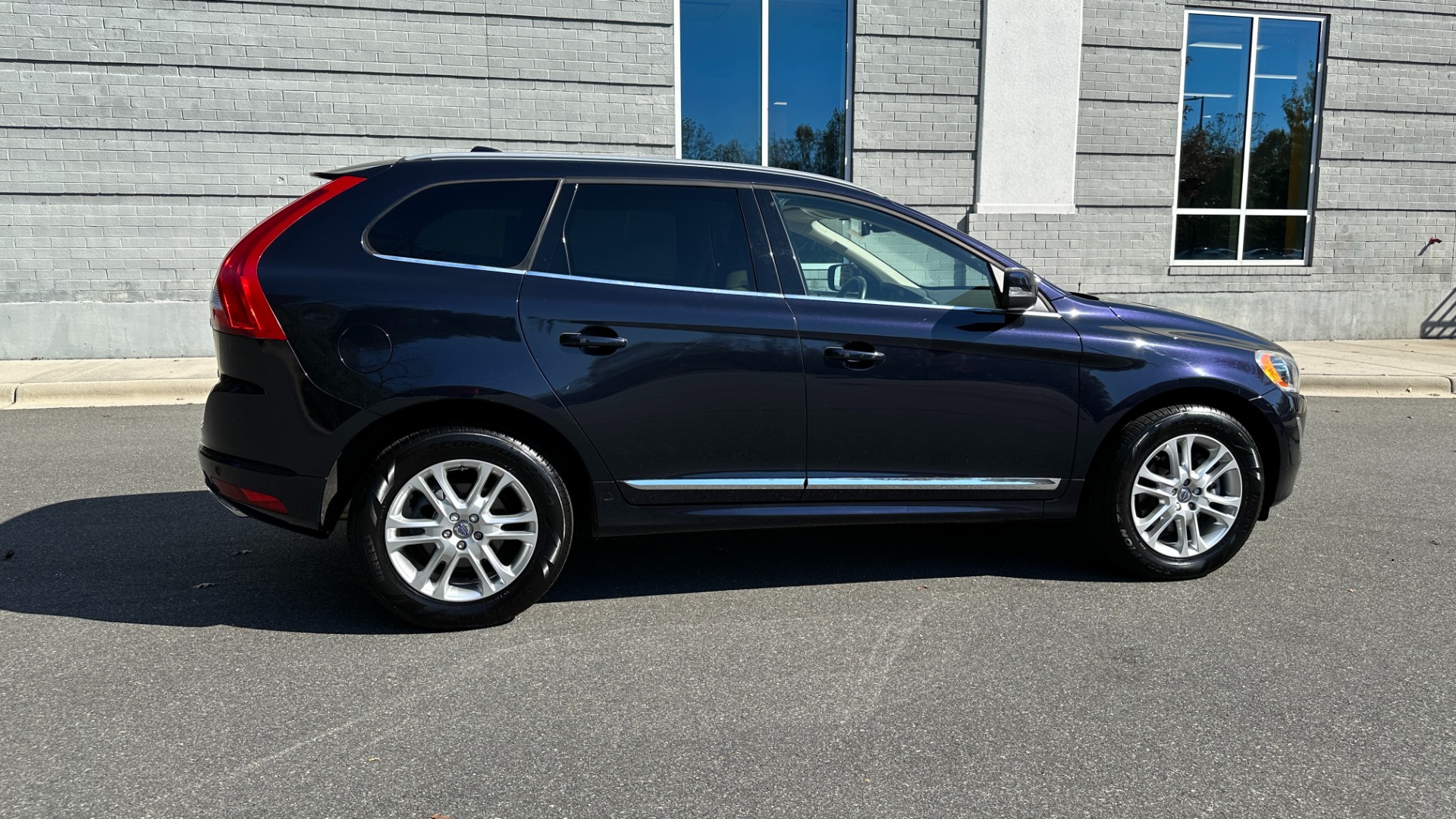 Used 2016 Volvo XC60 T5 Drive-E Premier / CONVENIENCE / PROXIMITY / BLIND SPOT for sale $20,900 at Formula Imports in Charlotte NC 28227 6