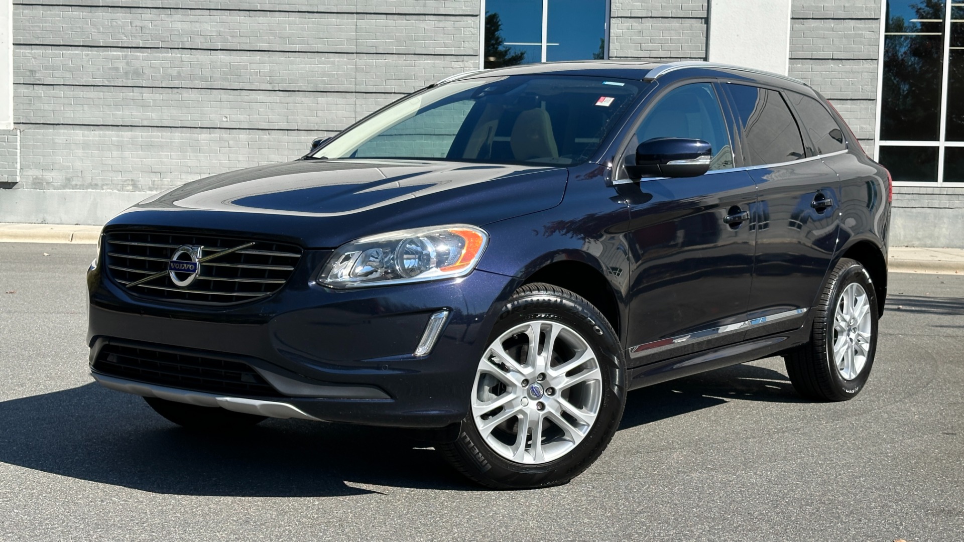 Used 2016 Volvo XC60 T5 Drive-E Premier / CONVENIENCE / PROXIMITY / BLIND SPOT for sale Sold at Formula Imports in Charlotte NC 28227 1