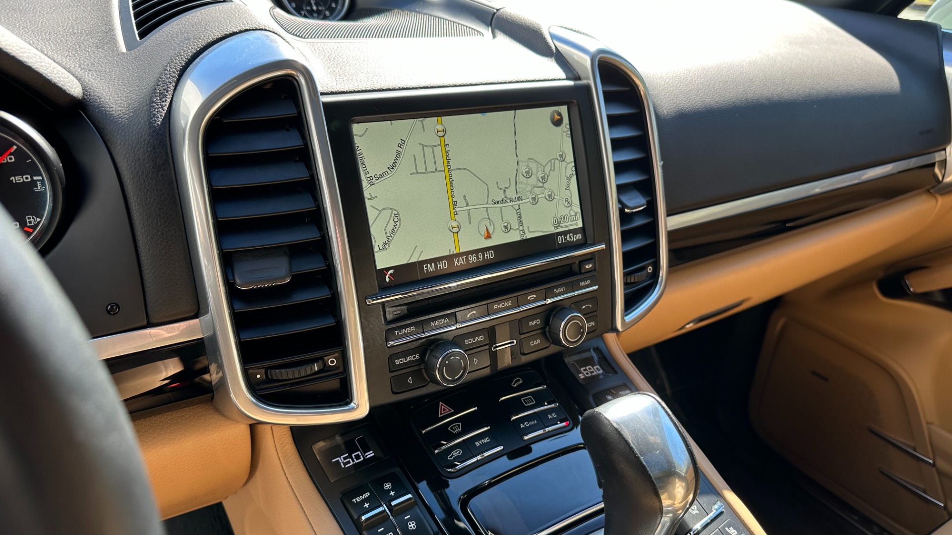Used 2016 Porsche Cayenne S / PREMIUM / BOSE / KEYLESS ENTRY / STUNNING INTERIOR!! for sale $39,999 at Formula Imports in Charlotte NC 28227 20