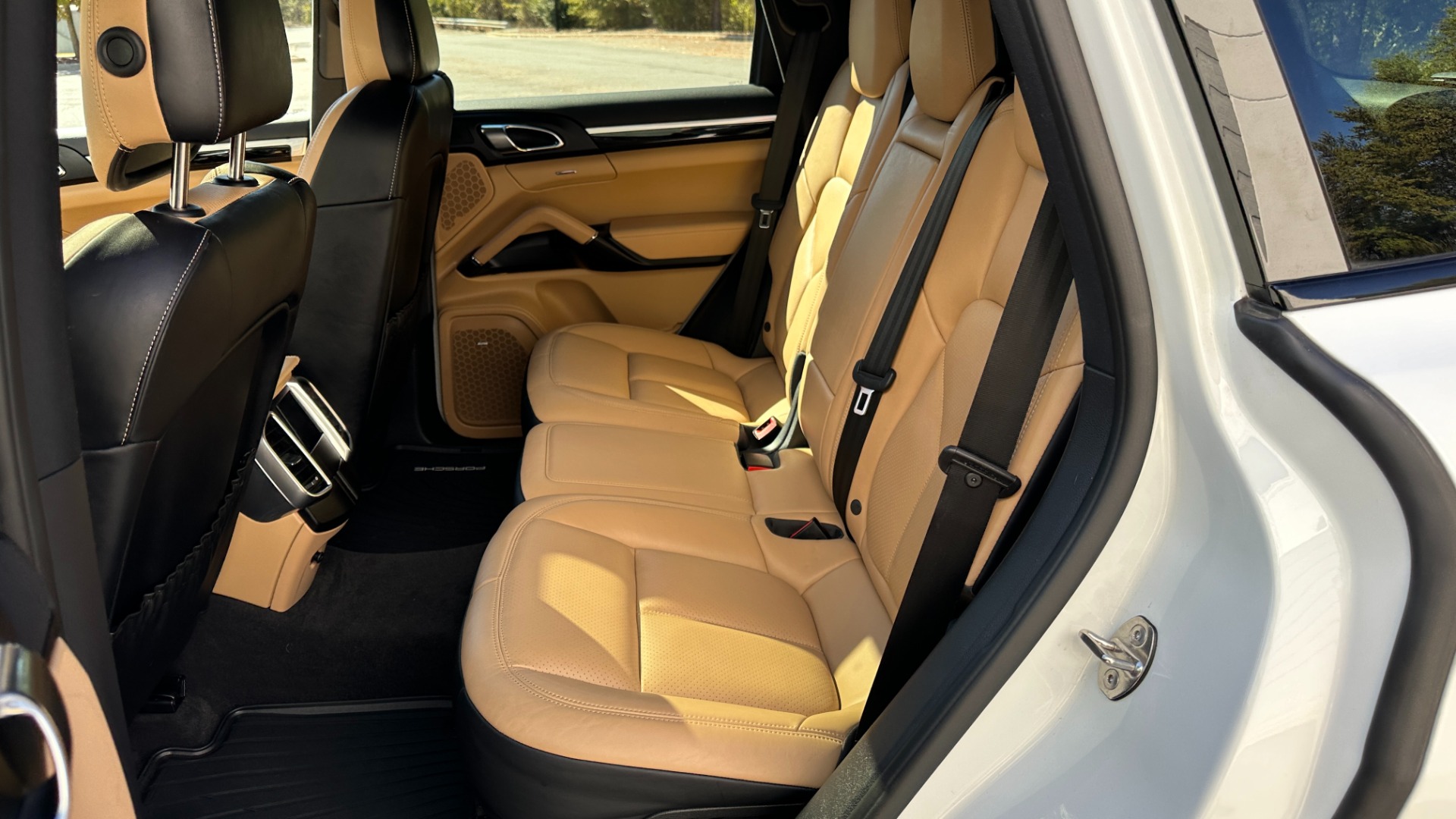 Used 2016 Porsche Cayenne S / PREMIUM / BOSE / KEYLESS ENTRY / STUNNING INTERIOR!! for sale $39,999 at Formula Imports in Charlotte NC 28227 27