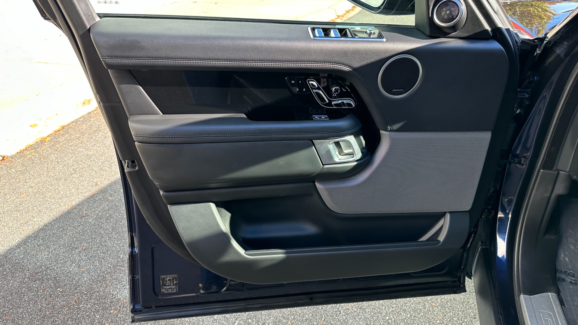 Used 2018 Land Rover Range Rover VISION ASSIST / 22 WAY MASSAGE SEATS / MERIDIAN SOUND / REAR ENTERTAINMENT for sale $41,999 at Formula Imports in Charlotte NC 28227 10