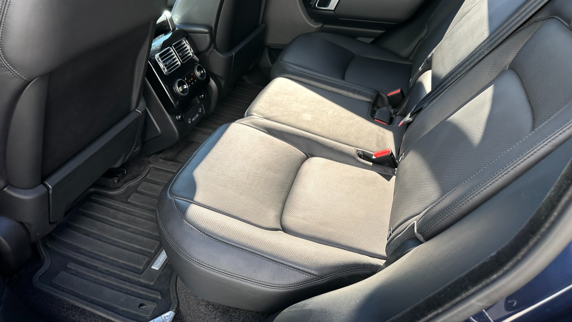 Used 2018 Land Rover Range Rover VISION ASSIST / 22 WAY MASSAGE SEATS / MERIDIAN SOUND / REAR ENTERTAINMENT for sale Sold at Formula Imports in Charlotte NC 28227 23