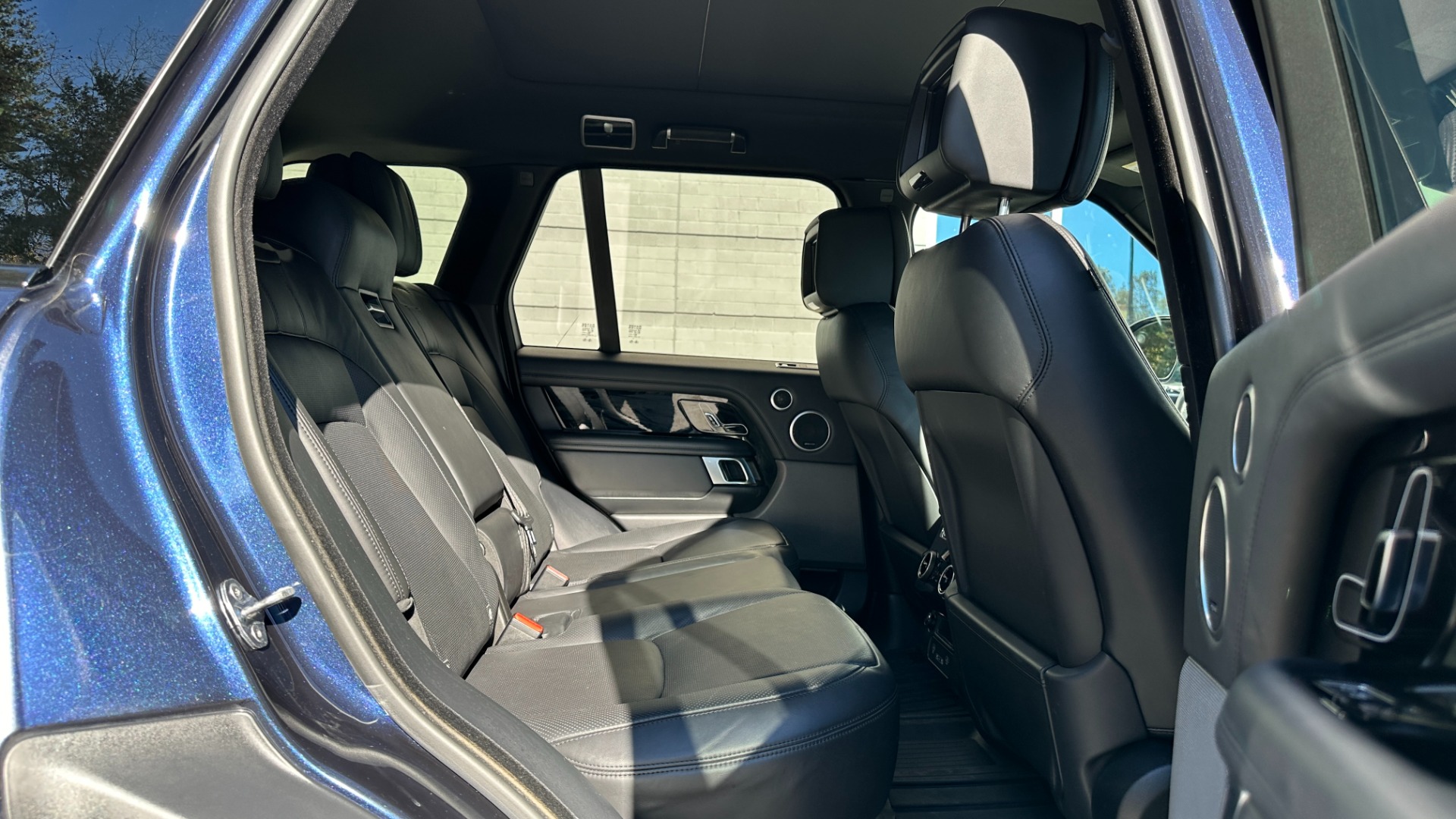 Used 2018 Land Rover Range Rover VISION ASSIST / 22 WAY MASSAGE SEATS / MERIDIAN SOUND / REAR ENTERTAINMENT for sale $41,999 at Formula Imports in Charlotte NC 28227 29