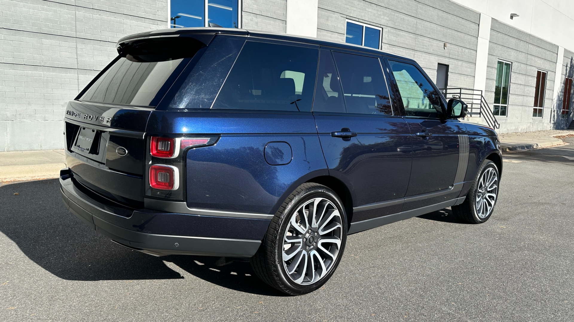 Used 2018 Land Rover Range Rover VISION ASSIST / 22 WAY MASSAGE SEATS / MERIDIAN SOUND / REAR ENTERTAINMENT for sale $41,999 at Formula Imports in Charlotte NC 28227 7