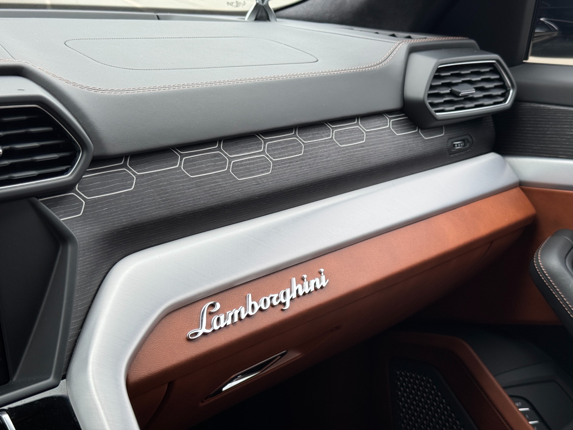 Used 2019 Lamborghini Urus CUSTOM WRAP / NIGHT VISION / 23IN WHEELS / ADVANCED 3D SOUND for sale $199,999 at Formula Imports in Charlotte NC 28227 29