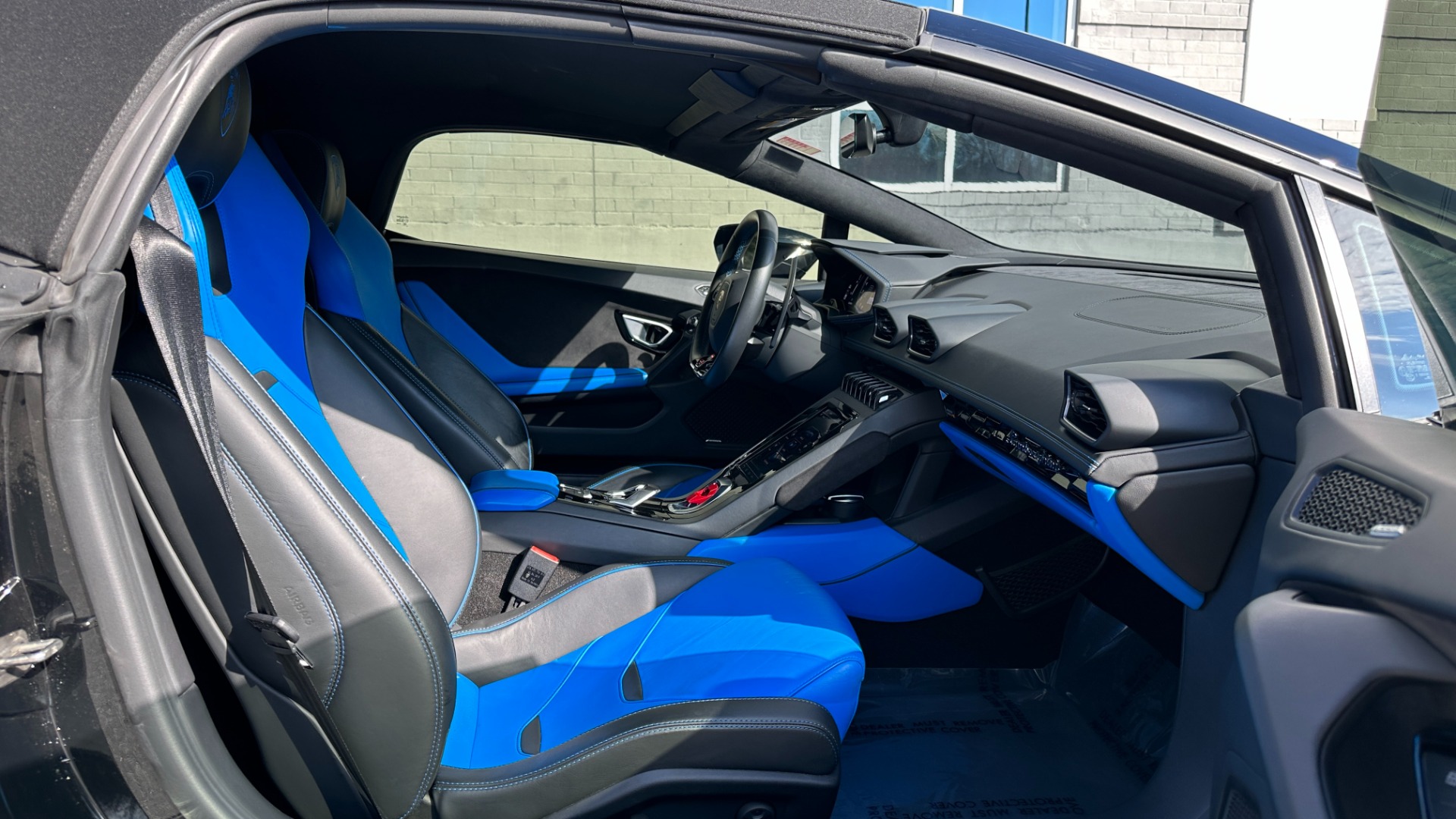 Used 2020 Lamborghini Huracan EVO SPYDER / FRONT LIFT / FULL PAINT PROTECTION FILM / CARBON CERAMICS for sale $280,000 at Formula Imports in Charlotte NC 28227 33