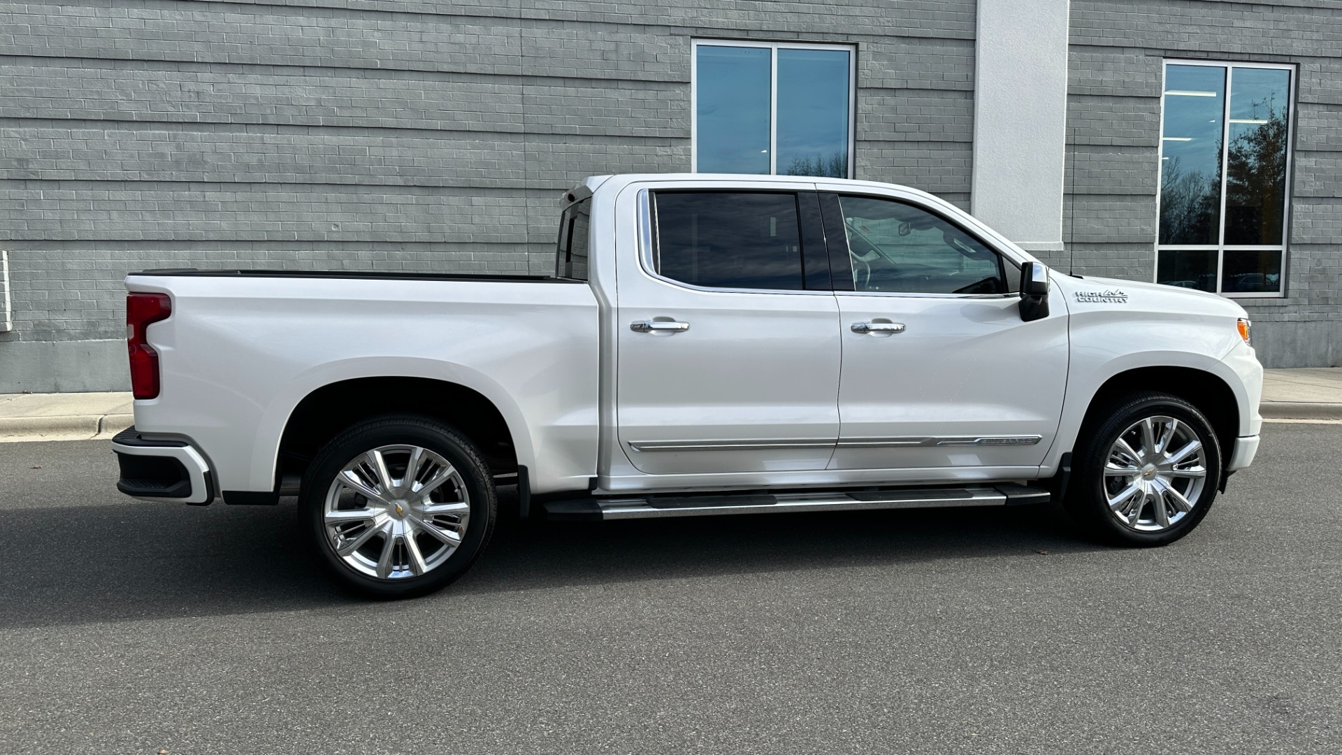 Used 2023 Chevrolet Silverado 1500 HIGH COUNTRY / PREMIUM PACKAGE / V8 ENGINE / PEARL PAINT for sale Sold at Formula Imports in Charlotte NC 28227 3