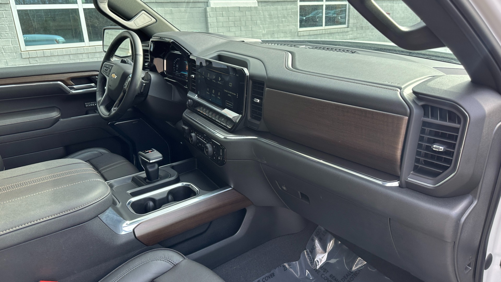 Used 2023 Chevrolet Silverado 1500 HIGH COUNTRY / PREMIUM PACKAGE / V8 ENGINE / PEARL PAINT for sale Sold at Formula Imports in Charlotte NC 28227 33