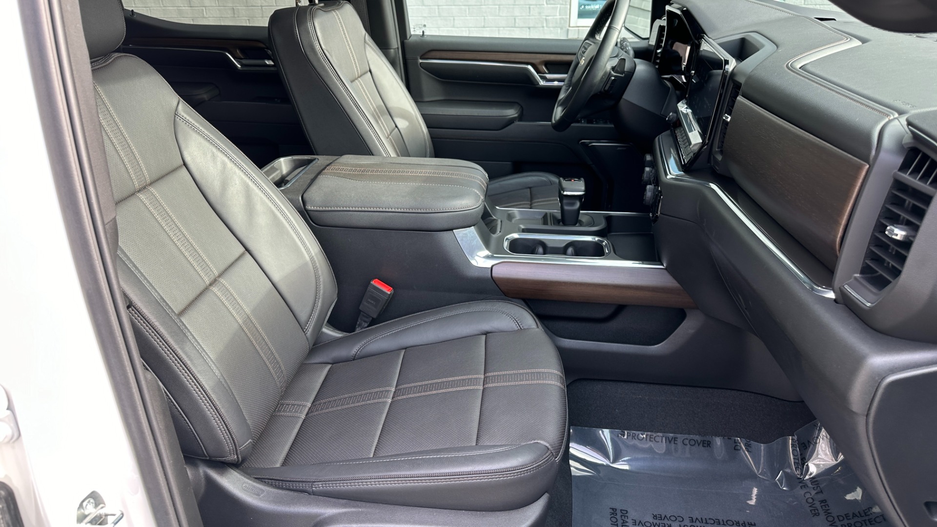 Used 2023 Chevrolet Silverado 1500 HIGH COUNTRY / PREMIUM PACKAGE / V8 ENGINE / PEARL PAINT for sale Sold at Formula Imports in Charlotte NC 28227 34