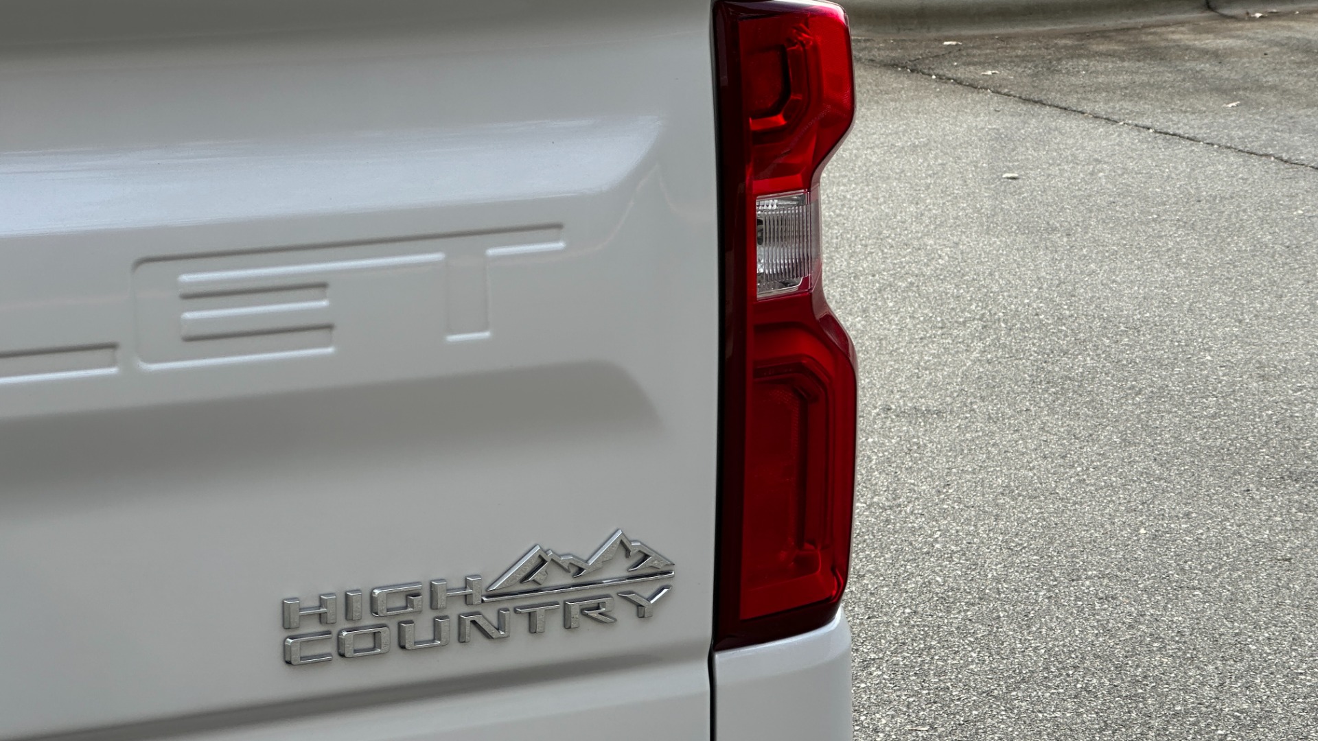 Used 2023 Chevrolet Silverado 1500 HIGH COUNTRY / PREMIUM PACKAGE / V8 ENGINE / PEARL PAINT for sale Sold at Formula Imports in Charlotte NC 28227 38