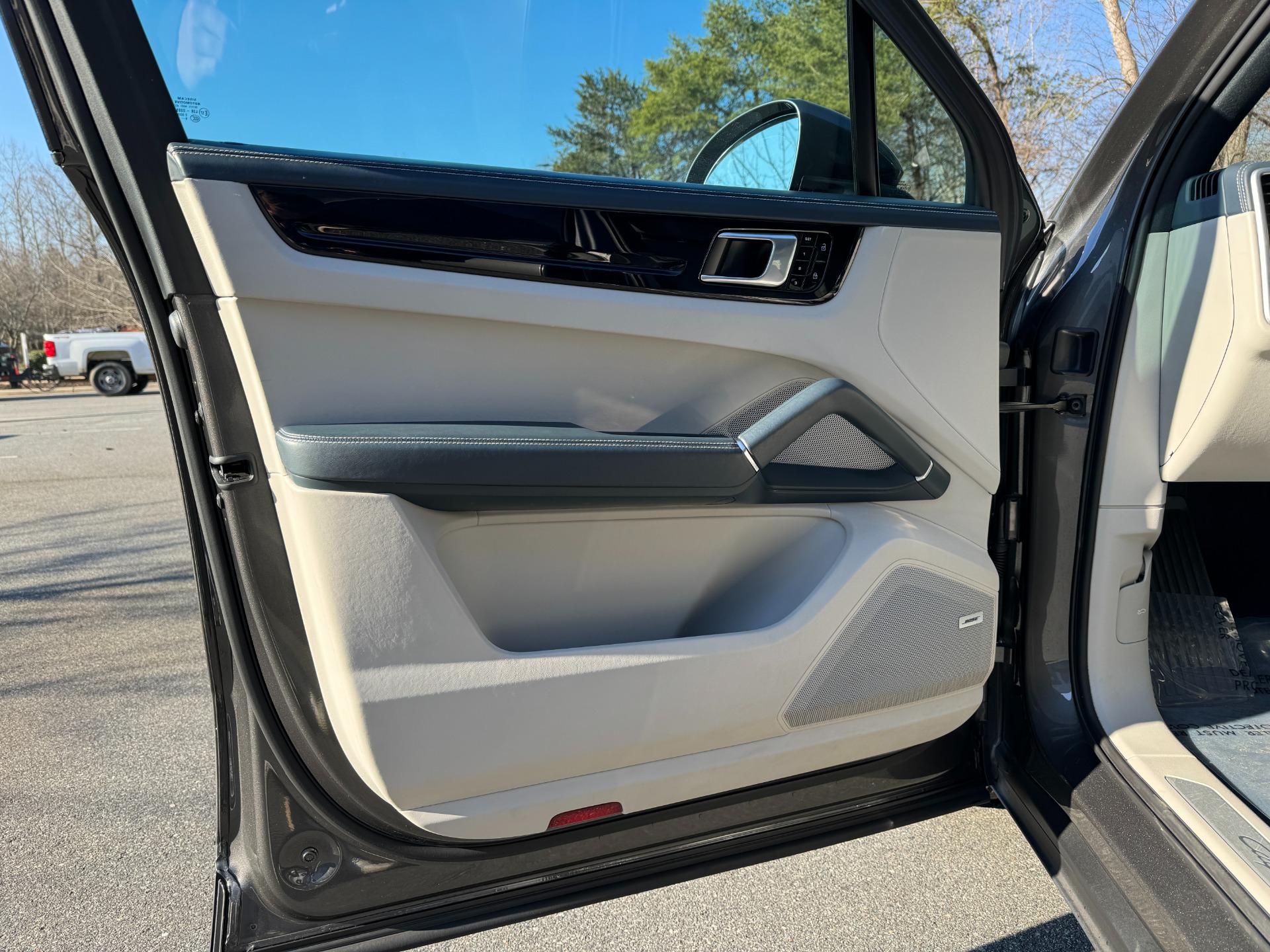 Used 2019 Porsche Cayenne PREMIUM / TOW PKG / 2 TONE LEATHER / PANORAMIC ROOF for sale Sold at Formula Imports in Charlotte NC 28227 17