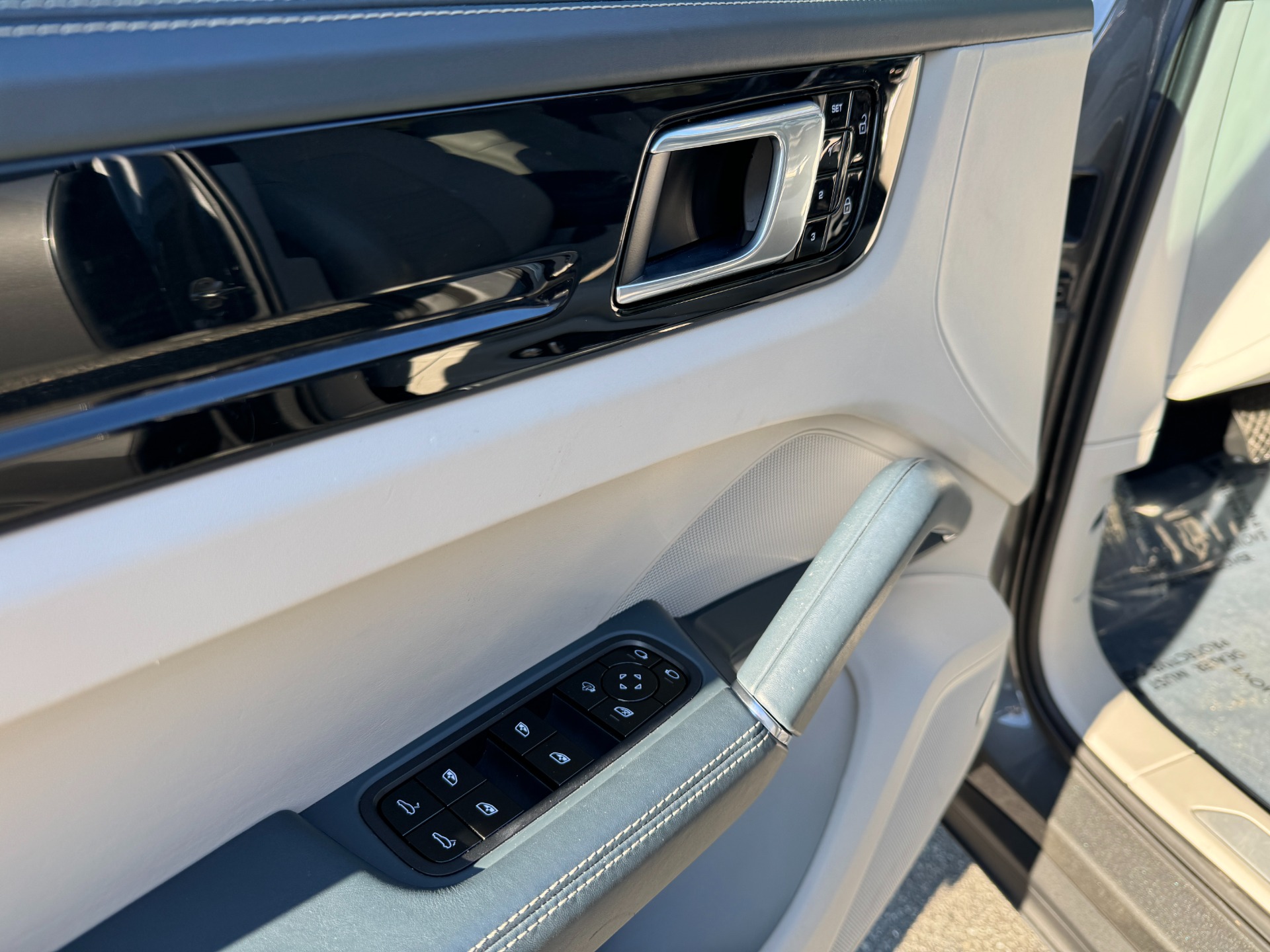 Used 2019 Porsche Cayenne PREMIUM / TOW PKG / 2 TONE LEATHER / PANORAMIC ROOF for sale Sold at Formula Imports in Charlotte NC 28227 19