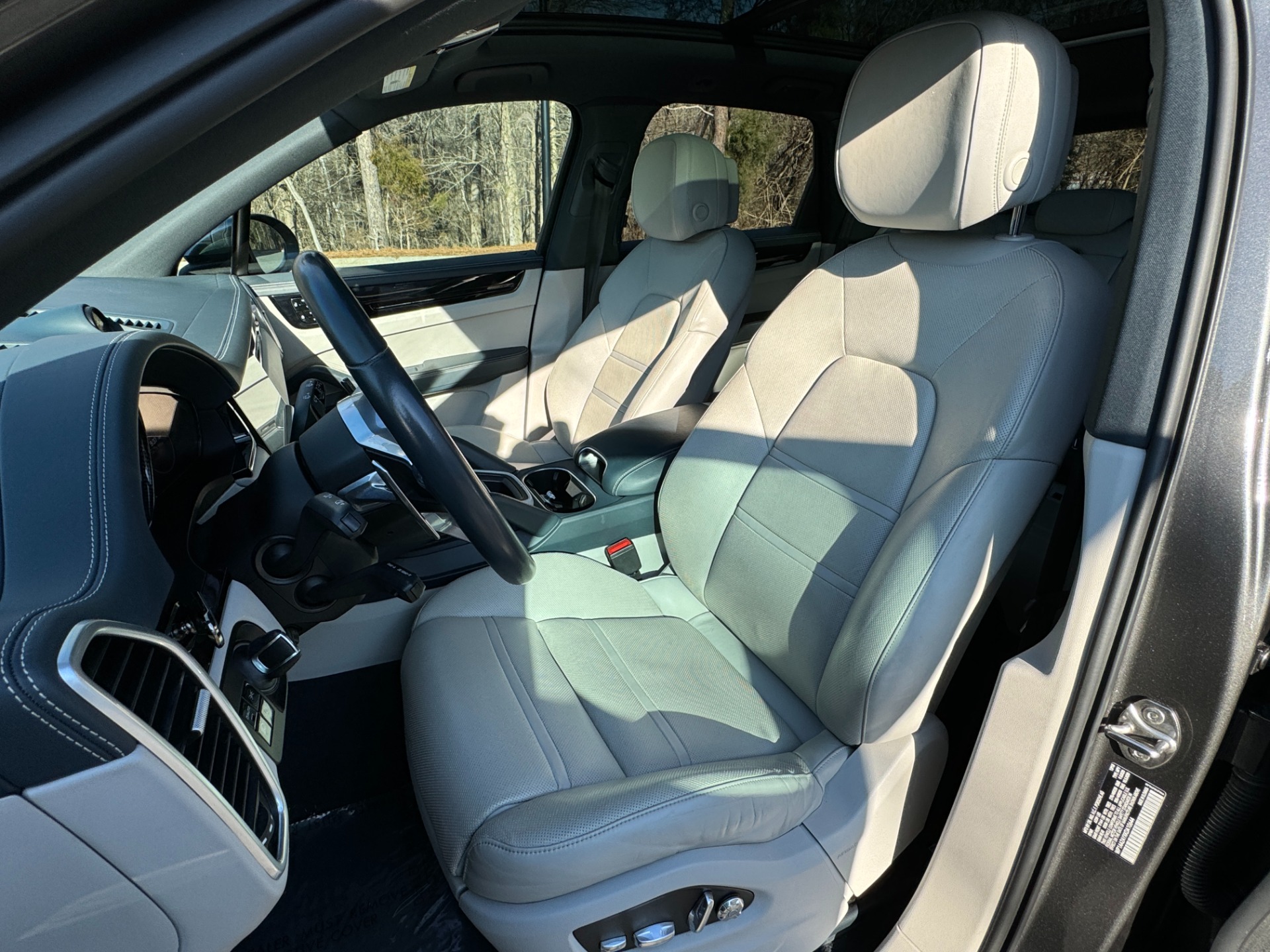 Used 2019 Porsche Cayenne PREMIUM / TOW PKG / 2 TONE LEATHER / PANORAMIC ROOF for sale Sold at Formula Imports in Charlotte NC 28227 21