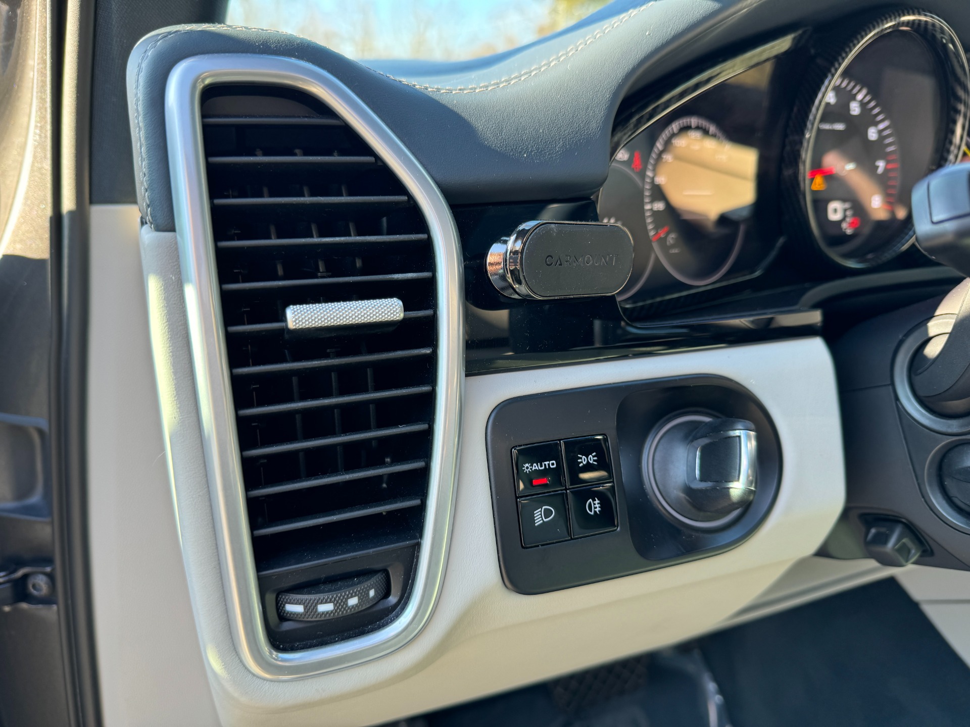 Used 2019 Porsche Cayenne PREMIUM / TOW PKG / 2 TONE LEATHER / PANORAMIC ROOF for sale Sold at Formula Imports in Charlotte NC 28227 24
