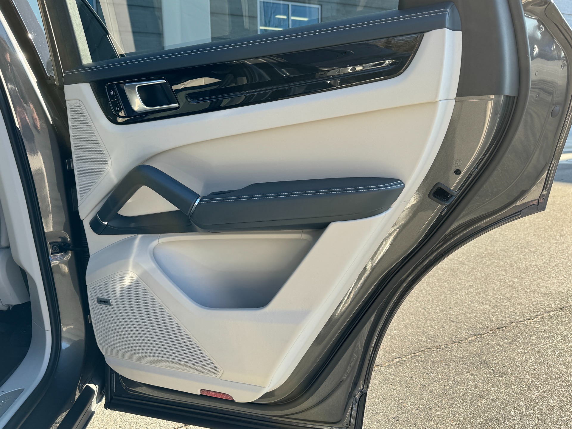 Used 2019 Porsche Cayenne PREMIUM / TOW PKG / 2 TONE LEATHER / PANORAMIC ROOF for sale Sold at Formula Imports in Charlotte NC 28227 41